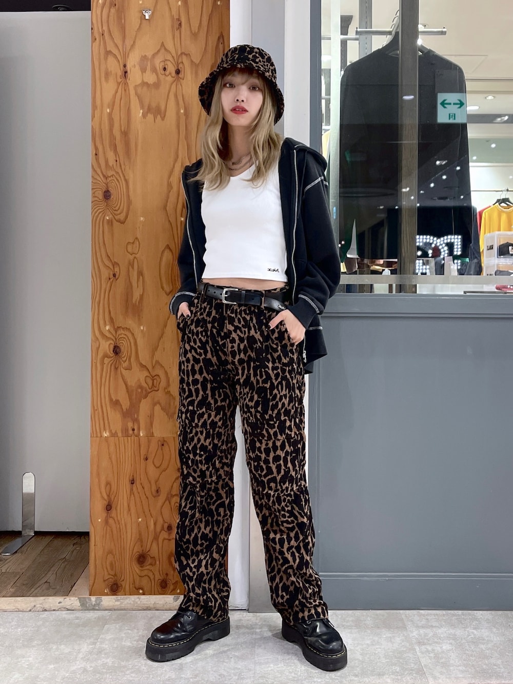 「秋コーデ、ラブアンドピース2021、オトナ女子、レオパード、パーカー、秋服準備はじめました、いいね、save、フォローお願いします🤑、x-girl、高身長コーデ、ブラウンコーデ」｜「X-girlのCORDUROY PANTS（その他パンツ、ベージュ系）」を使った、honokaさん（レディース・168cm）の秋コーディネートの1枚目の写真