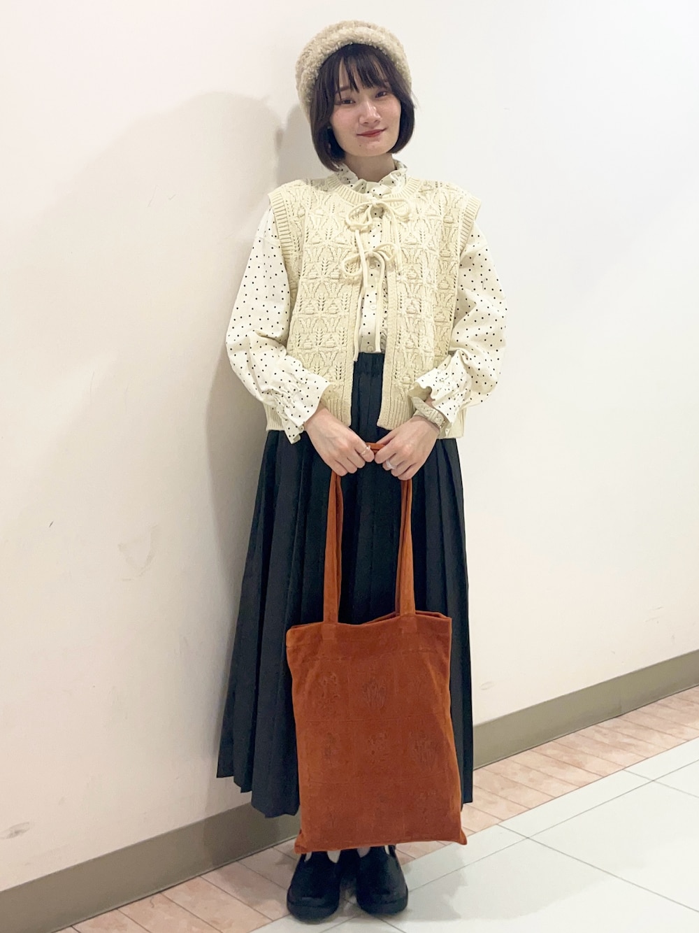 「Samansa Mos2、SM2、サマンサ モスモス(Samansa Mos2)、大人かわいい、ガーリー、ゆべし×SamansaMos2、ゆべしコラボ」｜「Samansa Mos2のベロア植物図鑑柄刺繍トートバッグ（ハンドバッグ、オレンジ系）」を使った、里桜さん（骨格ナチュラル・レディース・158cm）の秋コーディネートの1枚目の写真