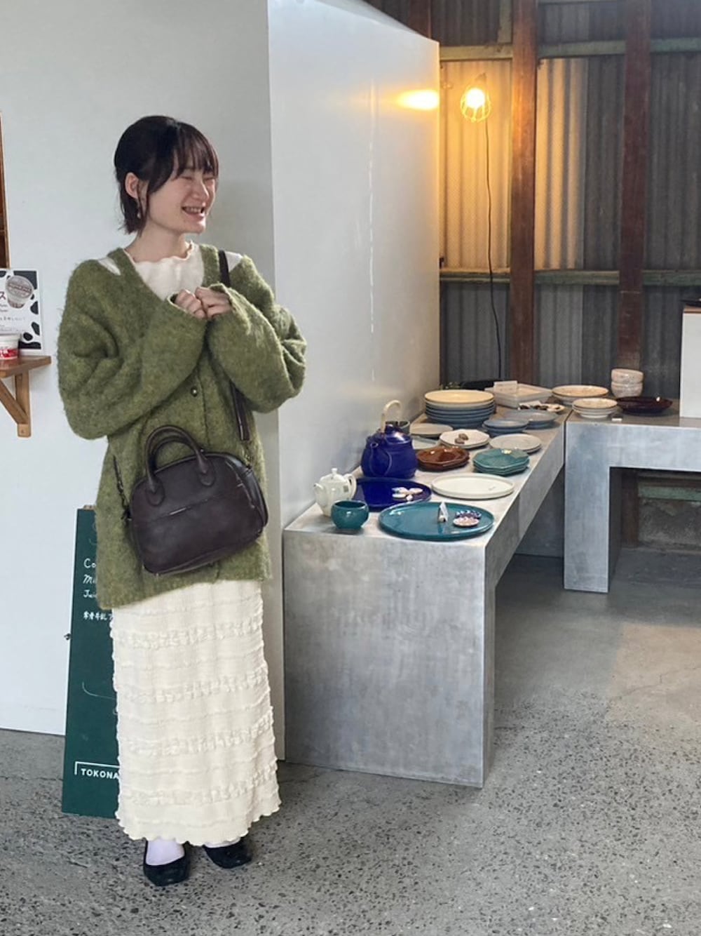 「Samansa Mos2、サマンサ モスモス(Samansa Mos2)、Samansa Mos2 blue、サマンサモスモスブルー、レイヤードスタイル、休日スタイル、休日コーデ、お出かけコーデ、タイトスカート、カーディガン、ニット、シアートップス、バレエシューズ、秋コーデ、ショルダーバッグ」｜「Samansa Mos2のボストンミニショルダー（ショルダーバッグ、ブラウン系）」を使った、里桜さん（骨格ナチュラル・レディース・158cm）の秋コーディネートの1枚目の写真