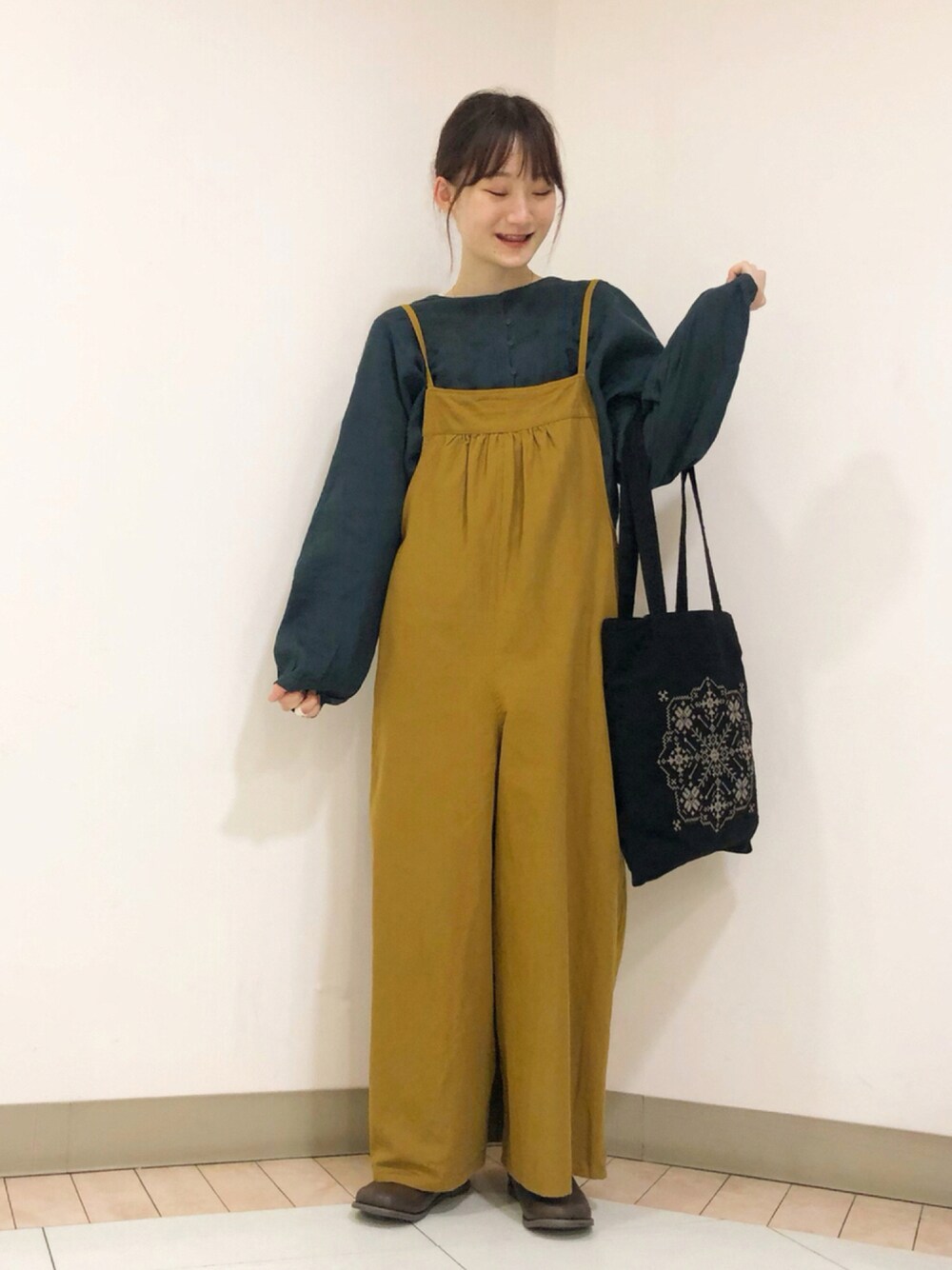 「トートバッグ、カジュアル、サロペット、秋のコーデ、マスタード、革靴、サマンサ モスモス(Samansa Mos2)、秋服準備はじめました、秋トレンド2021」｜「Samansa Mos2のクロスステッチトート（トートバッグ、ブラック系）」を使った、里桜さん（レディース・158cm）の秋コーディネートの1枚目の写真