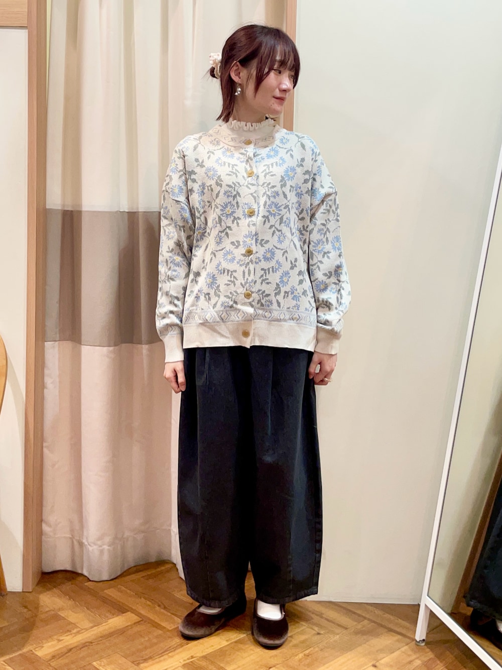 ブラウン系のドレスシューズ、ホワイト系のカーディガン/ボレロ、ブラック系のその他パンツを着用したレディースの春コーディネートの1枚目の写真