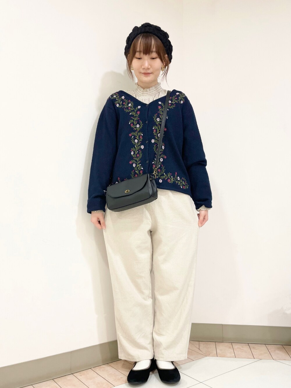 「サマンサ モスモス(Samansa Mos2)、SM2、Samansa Mos2、カジュアルガーリー、冬コーデ、秋冬コーデ、パンツスタイル、刺繍、カーディガン、バレエシューズ、ショルダーバッグ、ベレー帽、158cm、スタンドカラー、ほめられ本命コーデ」｜「Samansa Mos2の襟シャーリングメローブラウス（シャツ/ブラウス、ベージュ系）」を使った、里桜さん（骨格ナチュラル・レディース・158cm）の秋コーディネートの1枚目の写真