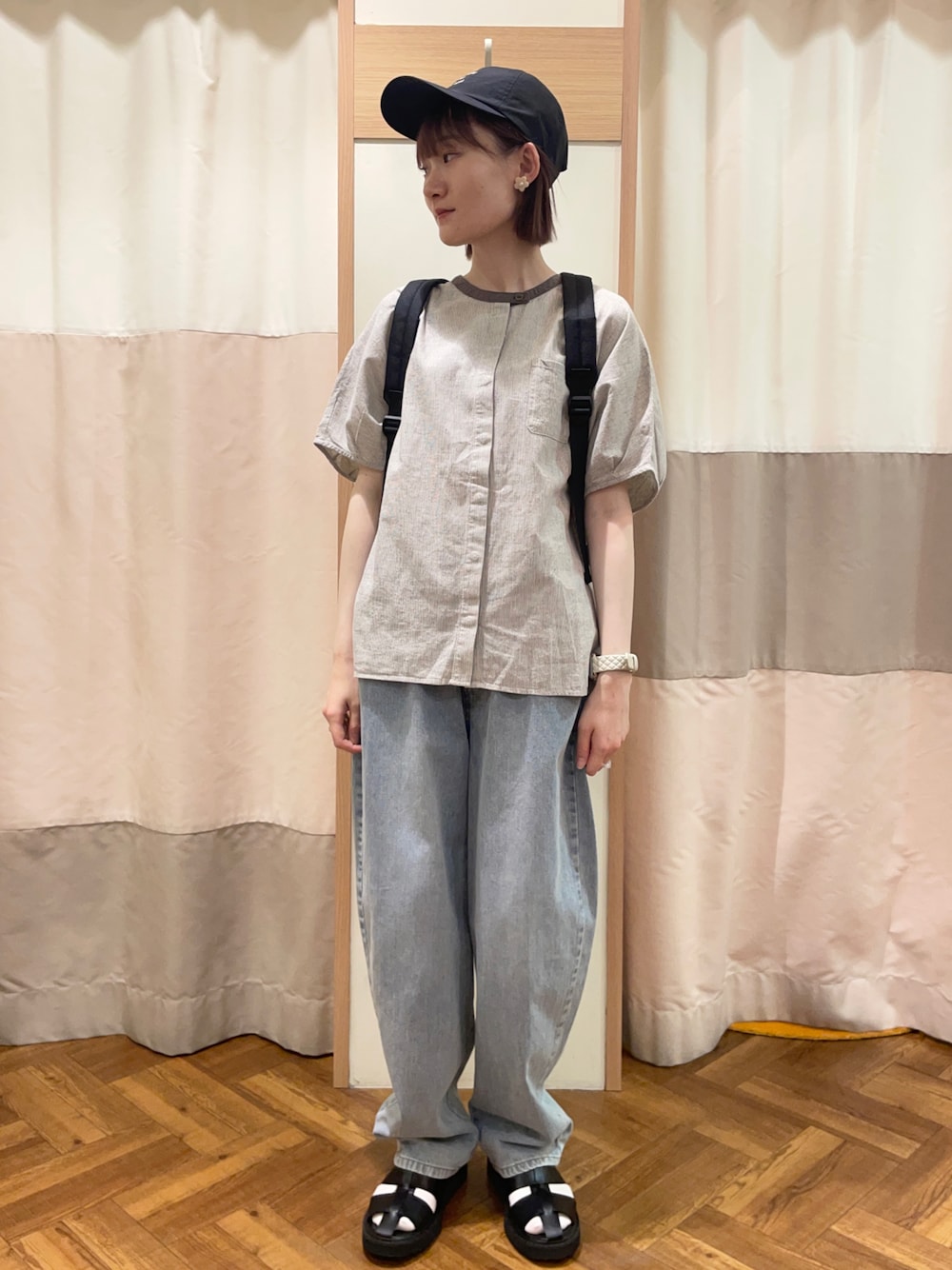 「Samansa Mos2、SM2、サマンサ モスモス(Samansa Mos2)、サンダル、ストライプ、接触冷感、クレリックシャツ、ノーカラーシャツ、デニム、デニムパンツ、キャップ、リュック、お出かけコーデ、オトナ女子、休日スタイル」｜「Samansa Mos2の【UVカット/撥水加工/消臭効果】刺繍ナイロンキャップ（ハット、ブラック系）」を使った、里桜さん（骨格ナチュラル・レディース・158cm）の夏コーディネートの1枚目の写真
