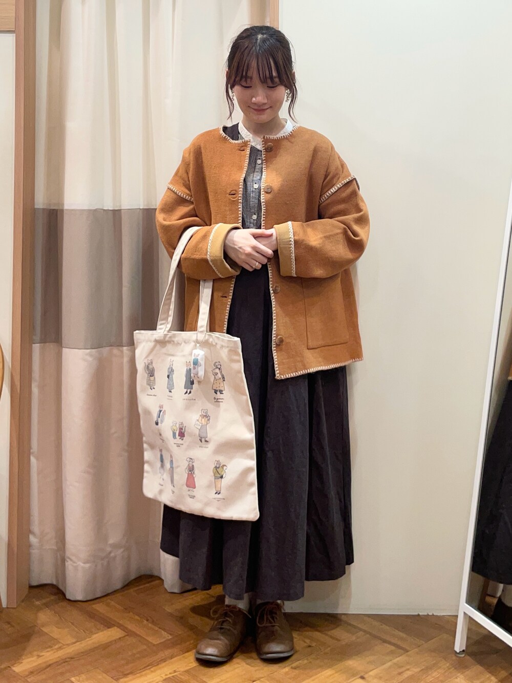 「Samansa Mos2、SM2、サマンサ モスモス(Samansa Mos2)、ジャンパースカート、ワンピース、ニット、アウター、キャメル、ブラック、ギンガムチェック、秋コーデ、冬コーデ、ブラウス」｜「Samansa Mos2の【Sサイズ WEB限定】綿麻前後着タックジャンスカ（ワンピース、グレー系）」を使った、里桜さん（骨格ナチュラル・レディース・158cm）の秋コーディネートの1枚目の写真