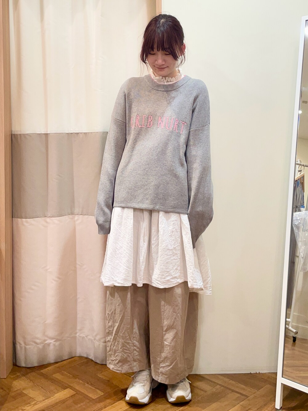 「真冬のあったかスタイル、ニット、刺繍、ピンク、グレー、チュニック、パンツスタイル、スニーカーコーデ、Samansa Mos2、SM2、サマンサ モスモス(Samansa Mos2)」｜「SKECHERSのWEGO/SKECHERS DLITES3（スニーカー、ホワイト系）」を使った、里桜さん（骨格ナチュラル・レディース・158cm）の冬コーディネートの1枚目の写真