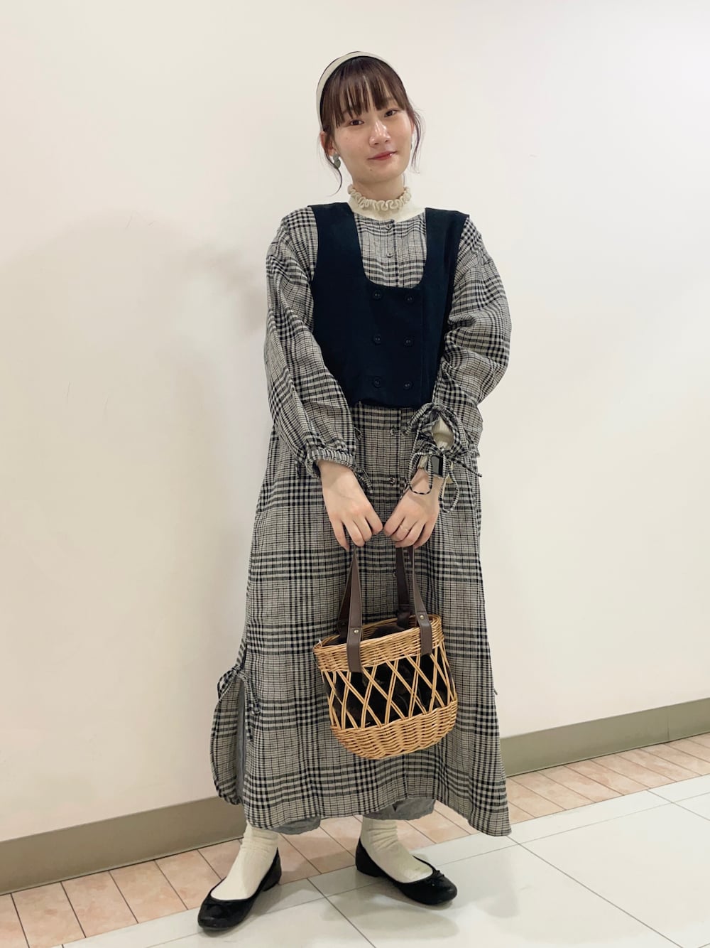 「お出かけコーデ、シンプル、冬服、モノトーンコーデ、チェック、ワンピース、ベスト、ショート丈、フリル、ニット、カチューシャ、大人かわいい、リネン、リボン」｜「Samansa Mos2のファー巾着カゴバッグ（ハンドバッグ、ブラウン系）」を使った、里桜さん（骨格ナチュラル・レディース・158cm）の冬コーディネートの1枚目の写真