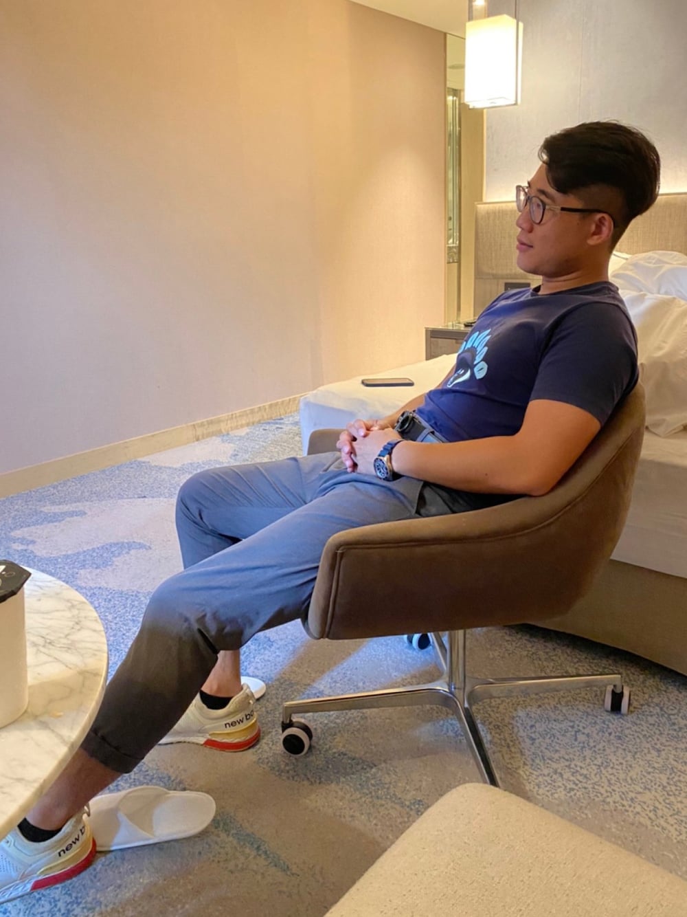 「plain-meのアイテム（スラックス、グレー系）」を使った、Wangさん（メンズ・171cm）の夏コーディネートの1枚目の写真