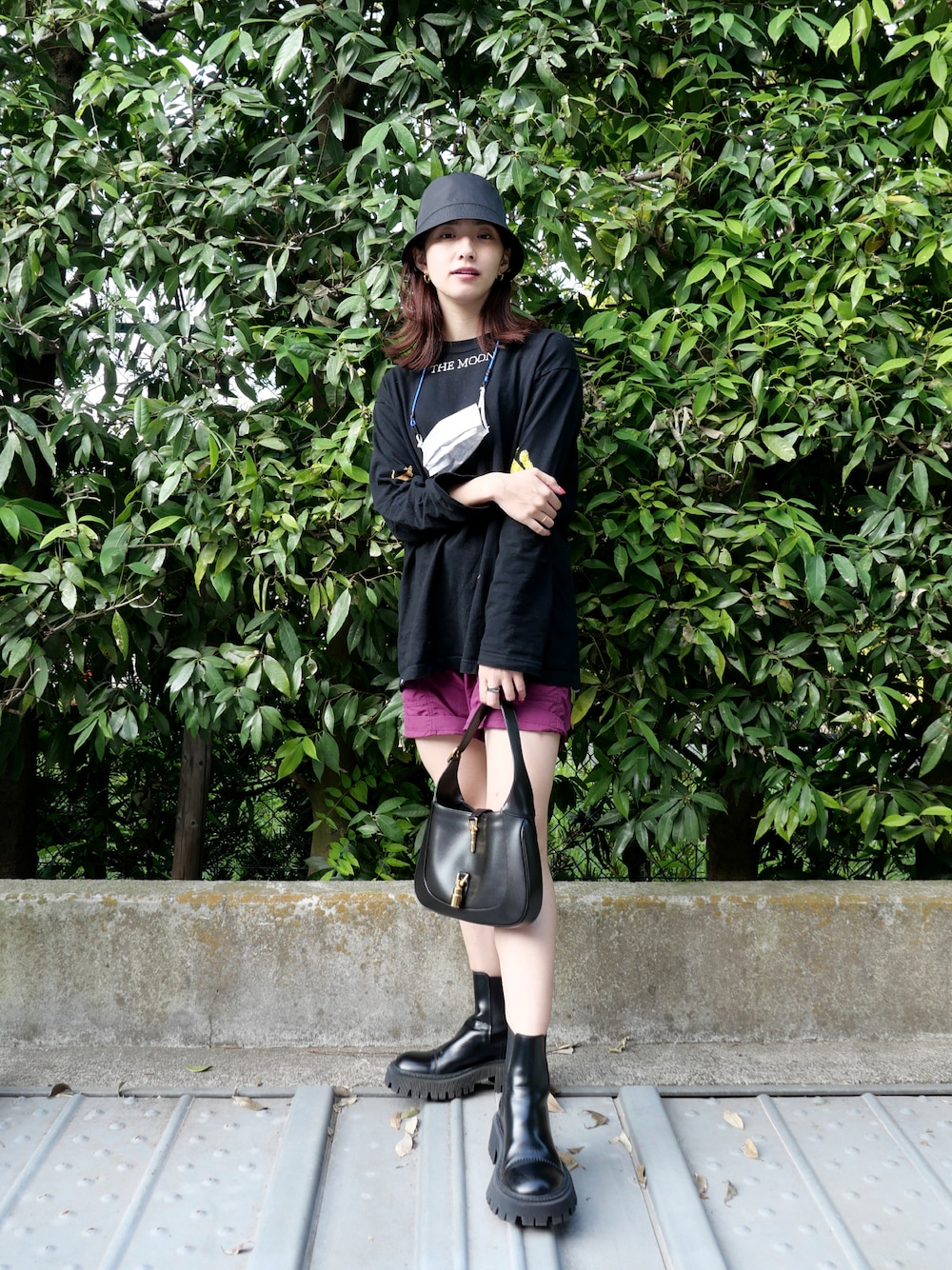 「ロンT、サイドゴアブーツ、中田クルミ」｜「GUCCIのアイテム（ハンドバッグ、ブラック系）」を使った、中田クルミさん（レディース・168cm）の秋コーディネートの1枚目の写真