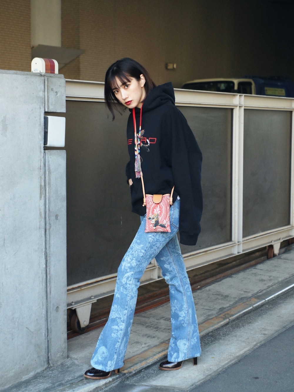 「カジュアル、中田クルミ、デニムパンツ、骨格ウェーブ、フレアパンツ、パーカー」｜「ETROのアイテム（パーカー、ブラック系）」を使った、中田クルミさん（レディース・168cm）の冬コーディネートの1枚目の写真