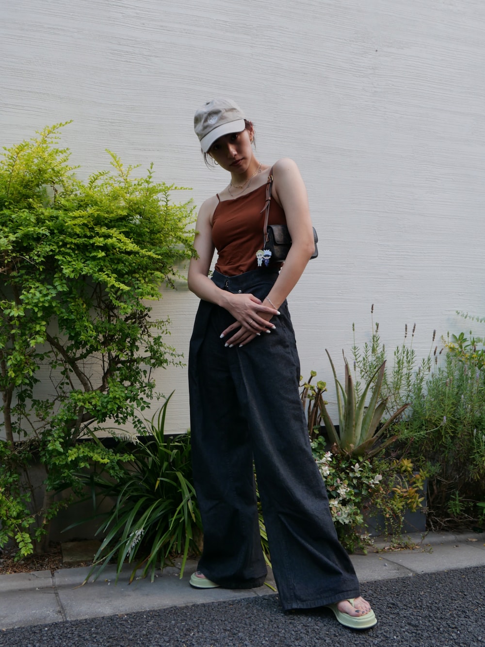「シンプルコーデ、ラクチンコーデ、カジュアル、ワイドパンツ、中田クルミ」｜「JOHN LAWRENCE SULLIVANのRIGID WIDE JEANS（デニムパンツ、ブラック系）」を使った、中田クルミさん（レディース・168cm）の秋コーディネートの1枚目の写真