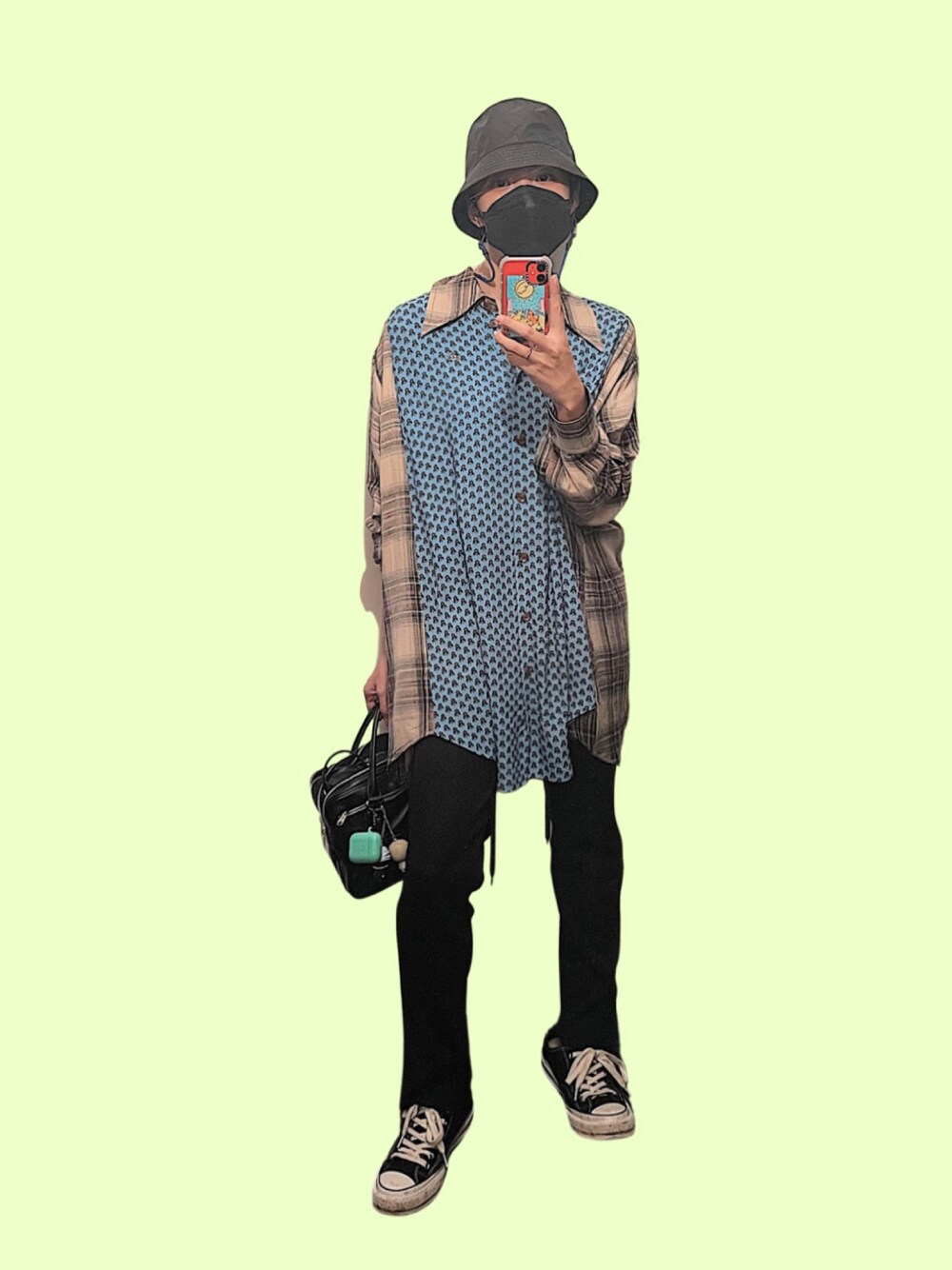 「秋コーデ、ラクチンコーデ、リラックススタイル、中田クルミ」｜「Vivienne Westwoodのアイテム（シャツ/ブラウス、ブルー系）」を使った、中田クルミさん（レディース・168cm）の秋コーディネートの1枚目の写真