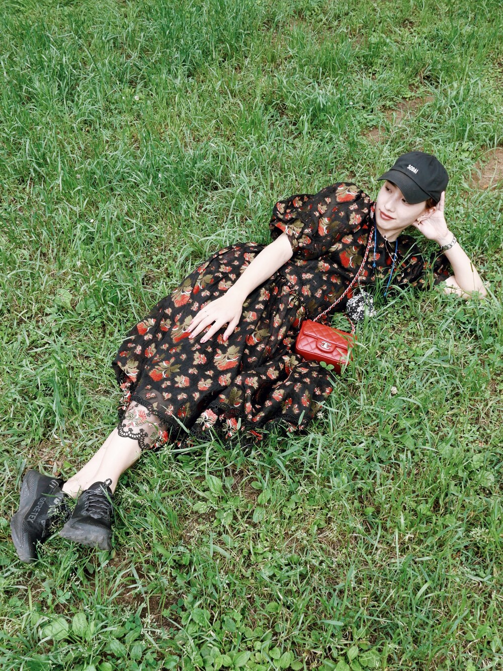 「夏コーデ、カジュアルコーデ、ワンピース、H&M、simonerocha、中田クルミ、スニーカー」｜「H&M × simone rochaのアイテム（ワンピース、ブラック系）」を使った、中田クルミさん（レディース・168cm）の夏コーディネートの1枚目の写真