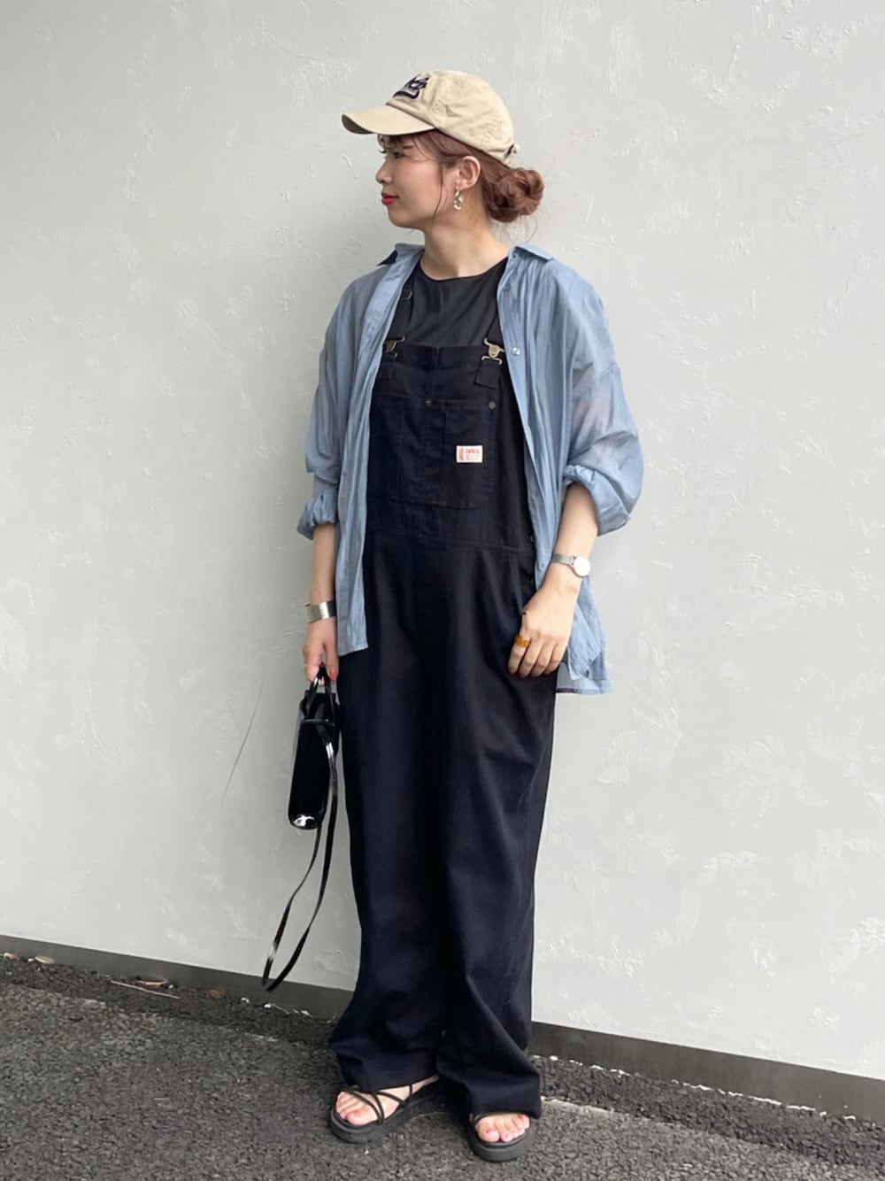 「サキシマamp、ストリート、オーバーオール、キャップ、accommode、ミニバッグ、秋服準備はじめました、秋トレンド2021、休日スタイル、ブルー、シャツスタイル、ママコーデ、骨格ウェーブ、大人カジュアル、黒コーデ」｜「sakishimatokyoの【ZOZO限定】サキシマamp「キリカエデザイントップス」（シャツ/ブラウス、ブラック系）」を使った、あんまるさん（レディース・166cm）の秋コーディネートの1枚目の写真