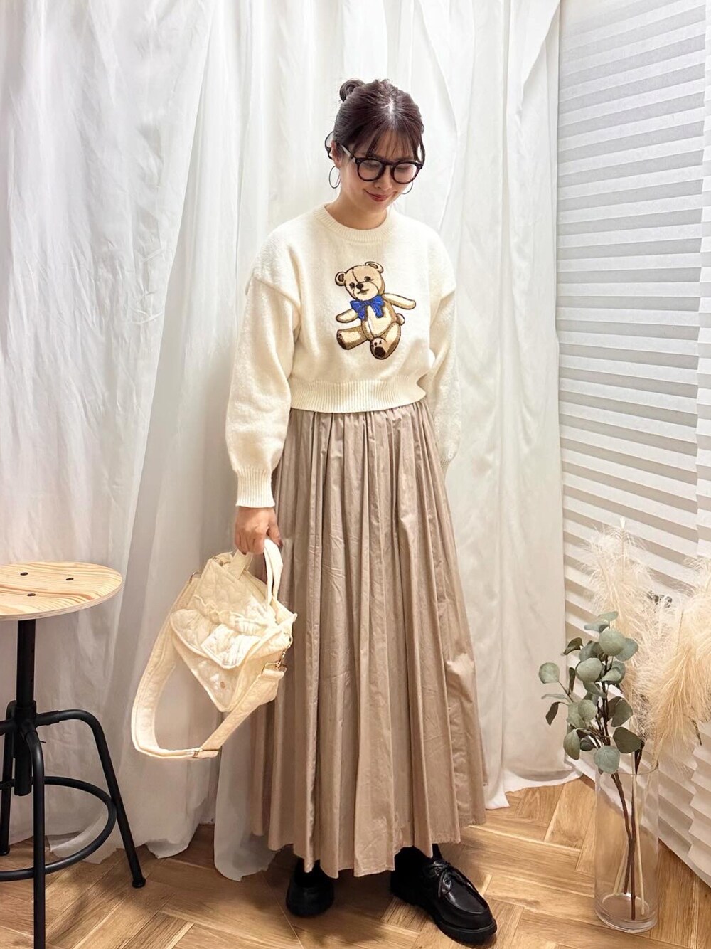 「新星WEARISTAにエントリー、淡色コーデ、マイベストコーデ2023、クリスマスに着たい服、クリスマスコーデ、clear、SpRay、forksy、デートコーデ、お出かけコーデ、休日スタイル、デッキシューズ、ニット、メガネ女子、プチプラ」｜「clearのアニマルワッペンニットトップス≪2023AW新作≫（ニット/セーター、ホワイト系）」を使った、あんまるさん（骨格ウェーブ・レディース・166cm）の冬コーディネートの1枚目の写真