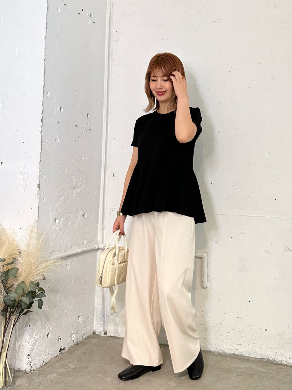 「このスタイルがお気に入り、夏コーデ、coca、パシオス、おでかけコーデ、RETRO GIRL、あんなせりなコラボ、モノトーン、フレアパンツ、パンプス、キレイめコーデ、シンプルスタイル」｜「coca（coca）のエンボス加工裾フリル半袖プルオーバー（Tシャツ/カットソー、ブラック系）」を使った、あんまるさん（骨格ウェーブ・レディース・166cm）の夏コーディネートの1枚目の写真