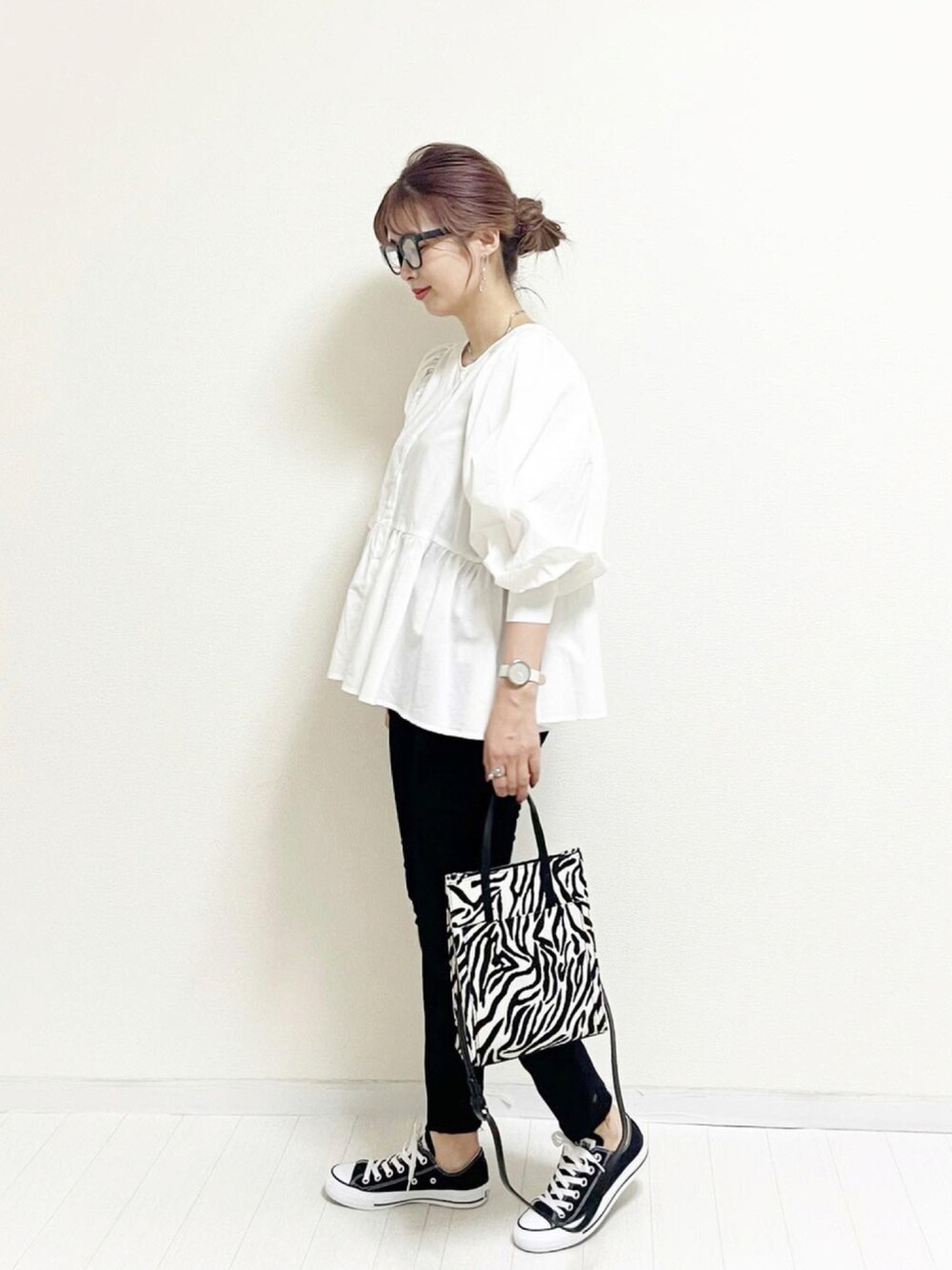 「モノトーン、ボリューム袖、サキシマamp、メガネ女子、ゼブラ柄、GRL、しまむら、converse、黒スキニー、黒スニーカー、秋トレンド2021、プチプラ、ブラウス、トートバッグ、シンプルコーデ」｜「GRLの2Wayゼブラ柄スクエアショルダーバッグ（ショルダーバッグ、ホワイト系）」を使った、あんまるさん（レディース・166cm）の夏コーディネートの1枚目の写真