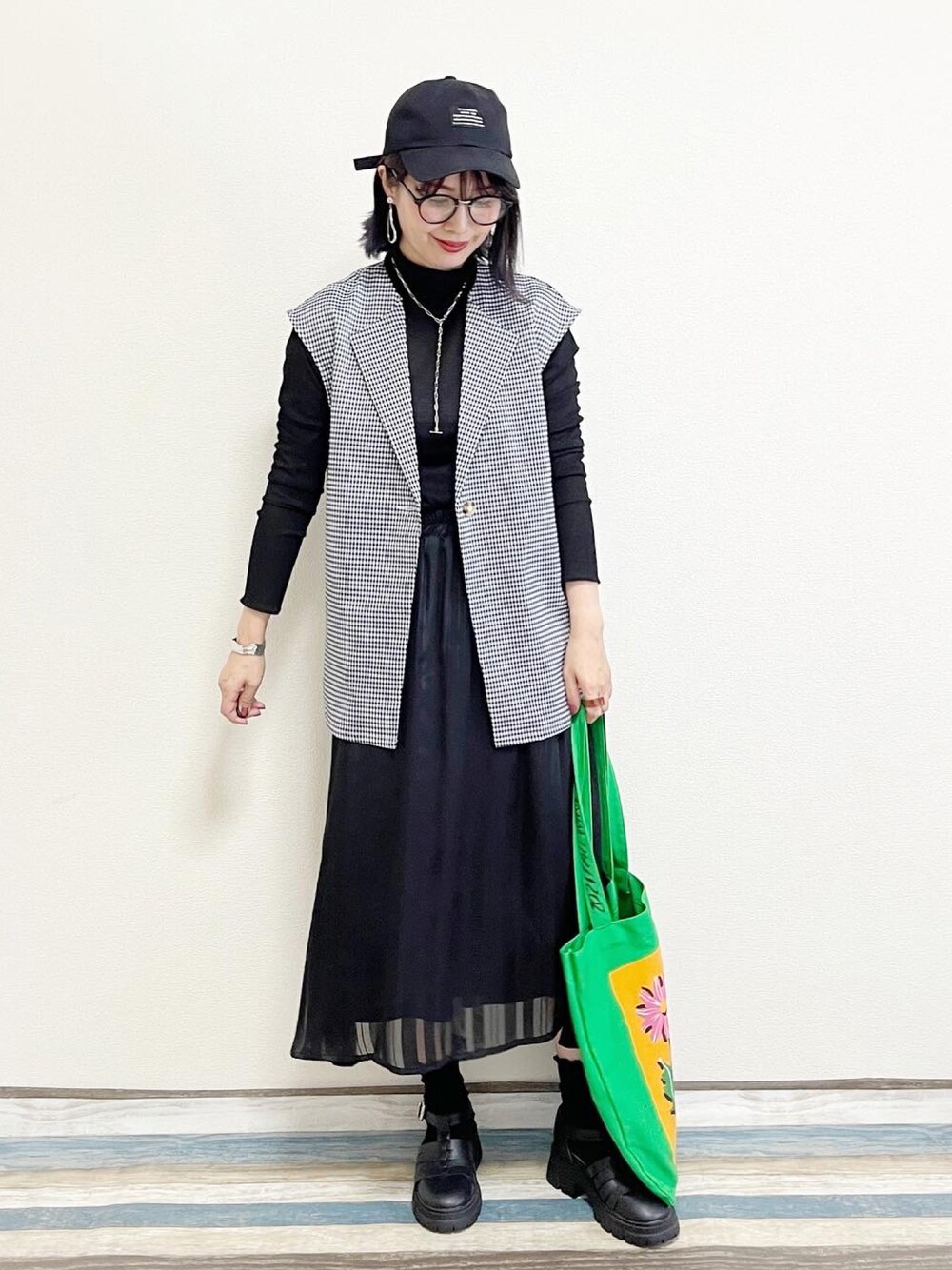 「ごきげんウィーク、お出かけコーデ、休日スタイル、Discoat、しまむら、しまむらANSERI、ANSERI、キャップ、トートバッグ、メガネ女子、ジレ、カラー×コーデ、レイヤードスタイル、グルカサンダル、厚底サンダル」｜「DISCOATのLEE IZUMIDA × DISCOAT コラボキャンバストートバッグ（トートバッグ、グリーン系）」を使った、あんまるさん（レディース・166cm）の春コーディネートの1枚目の写真