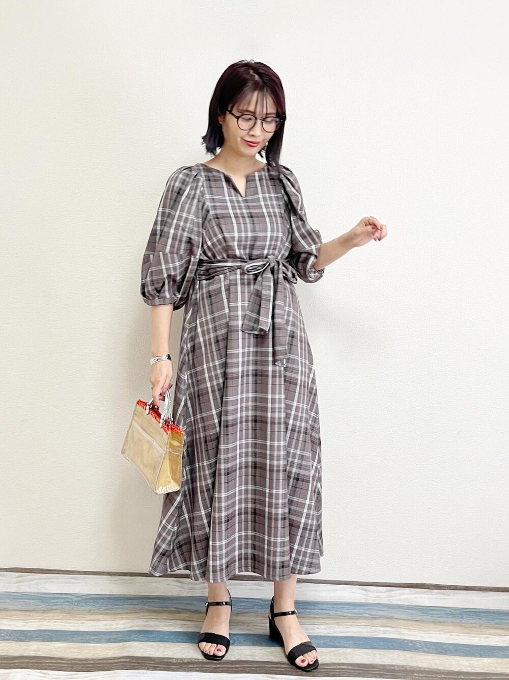 「ごきげんウィーク、休日スタイル、春夏コーデ、チェック柄、ワンピース、きれいめコーディネート、プチプラ、オトナ女子、accommode、ママコーデ、サンダル、ORiental TRaffic(ORiental TRaffic)、ボリューム袖、メガネ女子、高身長女子」｜「ORiental TRafficの★切替メタリックサンダル★1203（サンダル、ブラック系）」を使った、あんまるさん（レディース・166cm）の春コーディネートの1枚目の写真