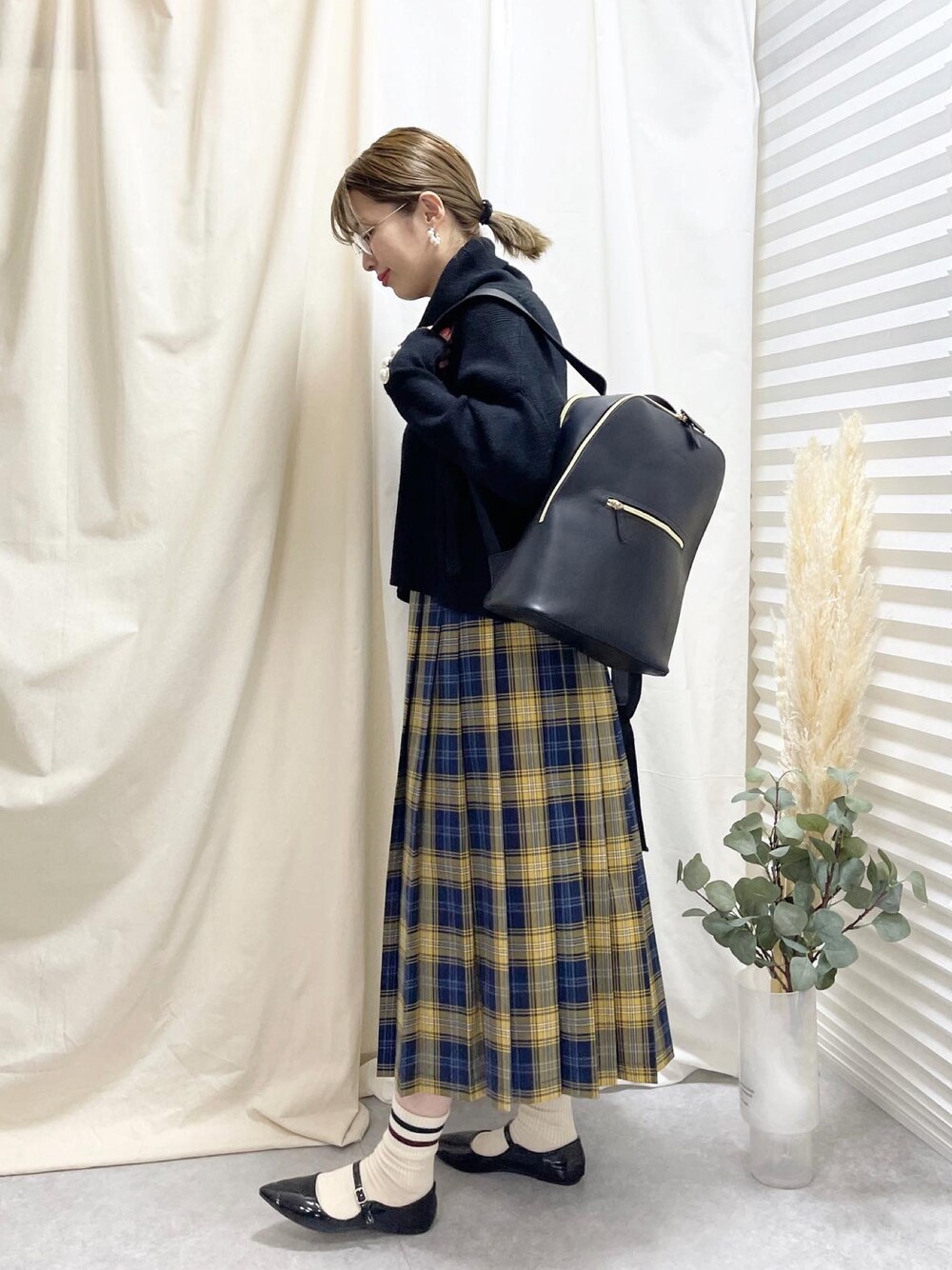 「maison vert、メゾンヴェール、Honeys、ZARA、リュック、チェック、冬コーデ、マイベストコーデ2022、プチプラ、クリスマスに着たい服、クリスマスコーデ、プリーツスカート、あったかコーデ、ニット、メガネ女子」｜「maison vertの【超軽量！】リュック（バックパック/リュック、ブラック系）」を使った、あんまるさん（骨格ウェーブ・レディース・166cm）の冬コーディネートの1枚目の写真