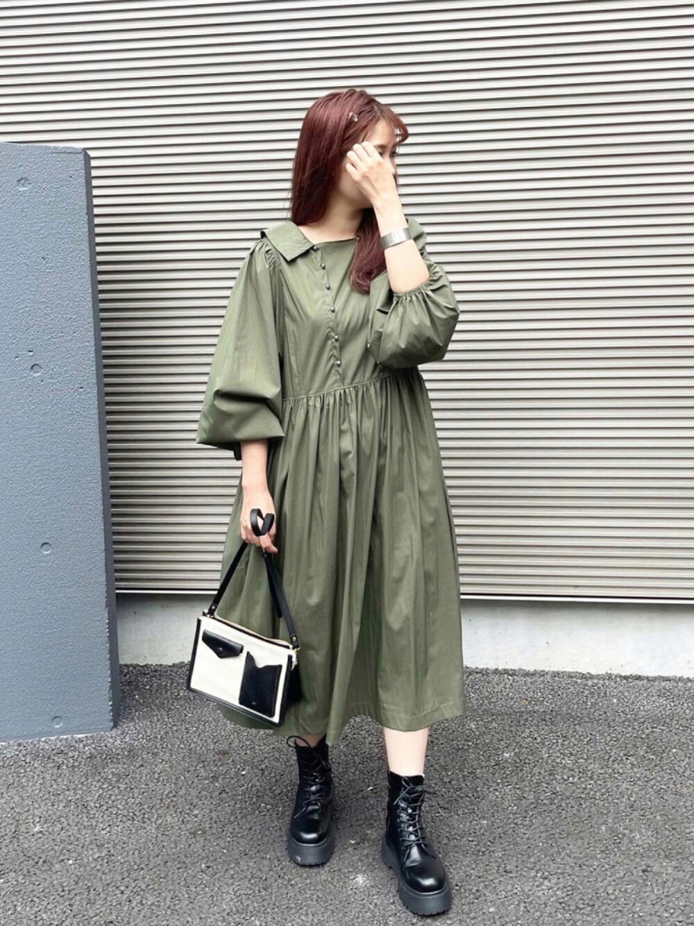 「ビッグシルエット、カーキ、プチプラ、厚底シューズ、GRL、ゆるコーデ、厚底ブーツ、accommode、秋服準備はじめました、サキシマamp、秋コーデ、ボリューム袖、編み上げブーツ、オトナカジュアル、ミリタリー」｜「sakishimatokyoの【ZOZO限定】サキシマamp「ダブルボタンフレアワンピース」（ワンピース、グリーン系）」を使った、あんまるさん（レディース・166cm）の秋コーディネートの1枚目の写真