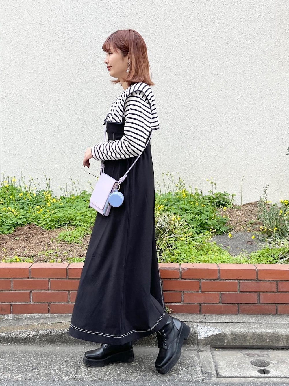 「春服みてみて、ボーダー、ビックカラー、ジャンパースカート、Emmataylor、accommode、厚底シューズ、春コーデ、パステル映える春、ブーツ、ショルダーバッグ、パープル、高身長女子、高身長コーデ、大人女子」｜「heartactionのアイテム（ブーツ、ブラック系）」を使った、あんまるさん（レディース・166cm）の春コーディネートの1枚目の写真