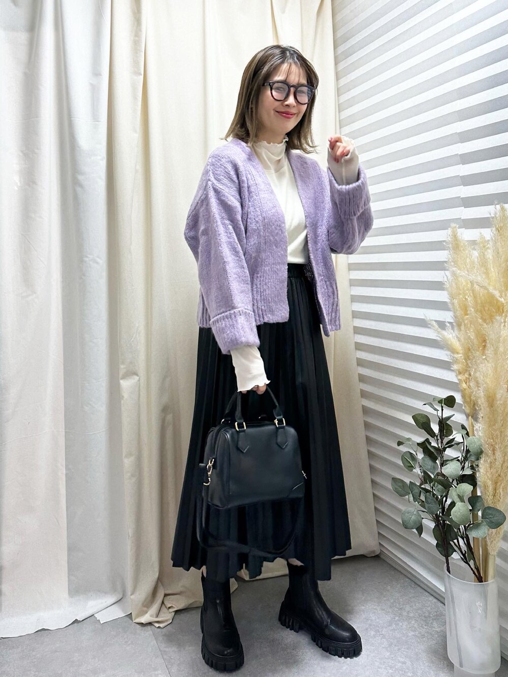 「大人カジュアル、ママファッション、GRL、SpRay、しまむら、厚底シューズ、厚底ブーツ、パープル、プリーツスカート、プチプラ、ニット、タートルネック、冬コーデ、きれいめカジュアル、メガネ女子」｜「GRLのアイテム（ブーツ、ブラック系）」を使った、あんまるさん（骨格ウェーブ・レディース・166cm）の冬コーディネートの1枚目の写真