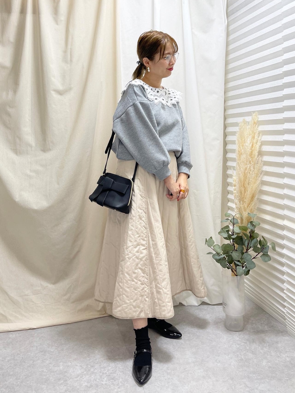 「オトナ女子、maisonvert、GRL、しまむら、プチプラ、ビッグカラー、アベイル、フレアスカート、キルティング、秋冬コーデ、大人かわいい、スカートコーデ、高身長女子、高身長コーデ、ママコーデ」｜「しまむらのアイテム（トップス、グレー系）」を使った、あんまるさん（骨格ウェーブ・レディース・166cm）の秋コーディネートの1枚目の写真