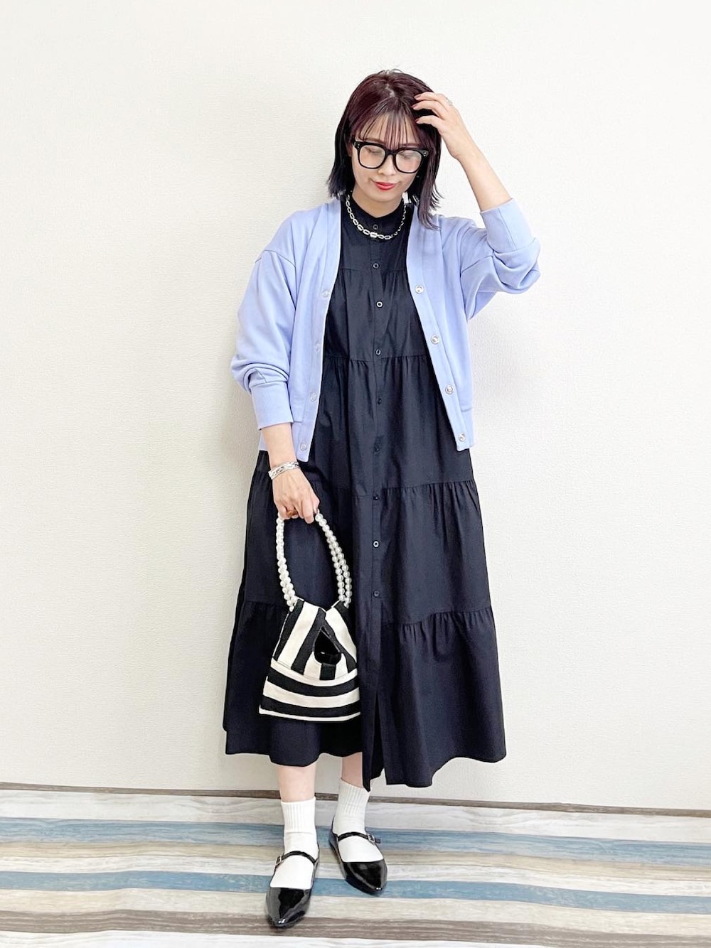 「大人カジュアル、Ciena、カーディガン、メガネ女子、アベイル、サキシマamp、ブルー、ロングワンピース、プチプラ、ビッグシルエット、休日スタイル、カラーコーデ、カラー×コーデ、ワンピース、パンプス」｜「CIENAの裏毛コクーンカーデ（カーディガン/ボレロ、ブルー系）」を使った、あんまるさん（レディース・166cm）の春コーディネートの1枚目の写真