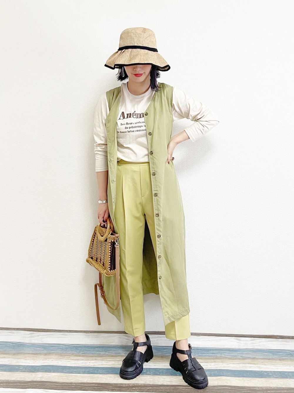 「ごきげんウィーク、春夏コーデ、ジレ、accommode、Honeys、カラー×コーデ、カラーパンツ、グルカサンダル、ハット、きれいめカジュアル、休日スタイル、レイヤードスタイル、タックイン、しまむら、パンツスタイル」｜「14+のポリジュートタックハット（ハット、ベージュ系）」を使った、あんまるさん（レディース・166cm）の春コーディネートの1枚目の写真