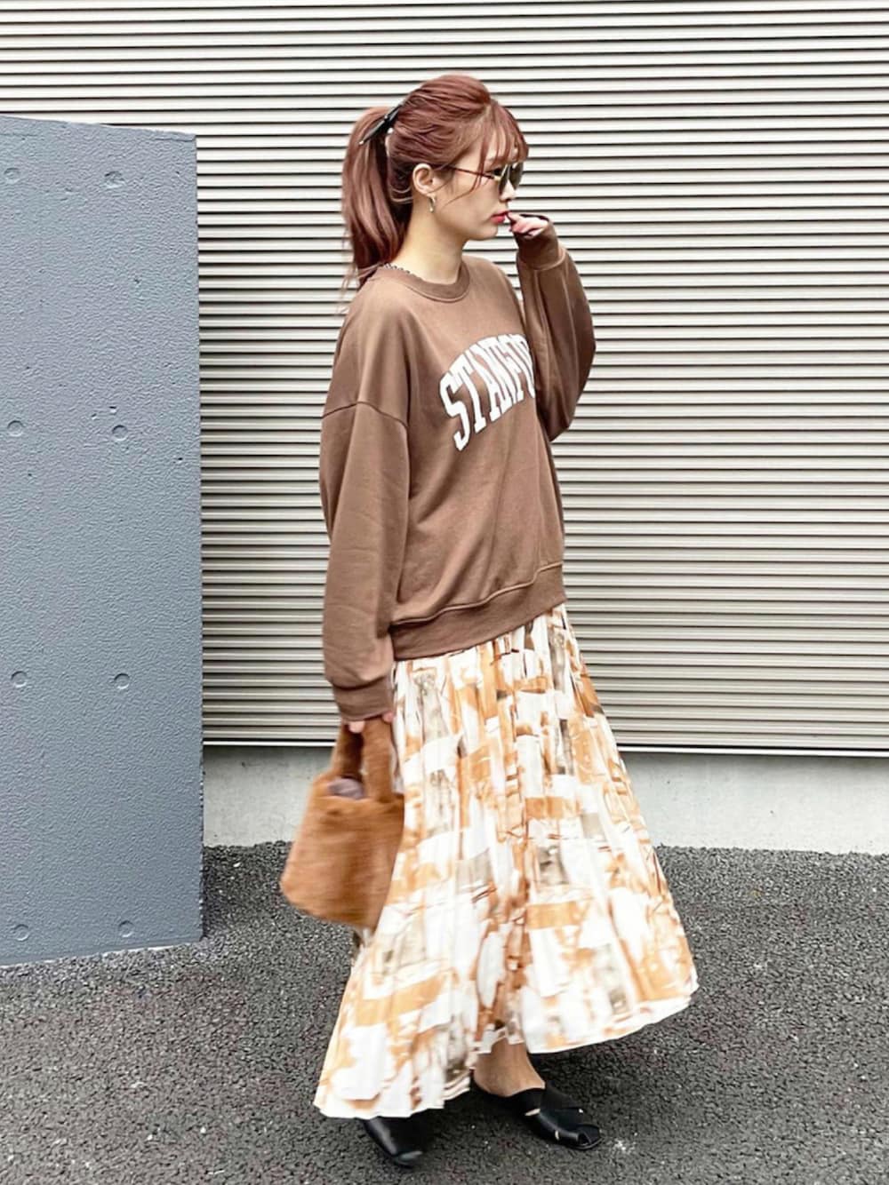 「スウェット、ビッグシルエット、サングラス、大人カジュアル、しまむら、ブラウン、ロゴスウェット、プチプラ、プリーツスカート、ファーバッグ、きれいめカジュアル、ファー小物、パシオス、秋コーデ、高身長コーデ」｜「しまむらのアイテム（スカート、オレンジ系）」を使った、あんまるさん（レディース・166cm）の秋コーディネートの1枚目の写真