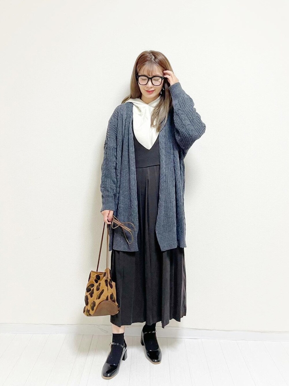 「ワンピース、レオパード、プチプラ、ロングワンピース、ゆるコーデ、メガネ女子、秋コーデ、accommode、サキシマamp、wearhalloween2021」｜「ACCOMMODEのレオパードサガラバッグ（ショルダーバッグ、イエロー系）」を使った、あんまるさん（レディース・166cm）の秋コーディネートの1枚目の写真