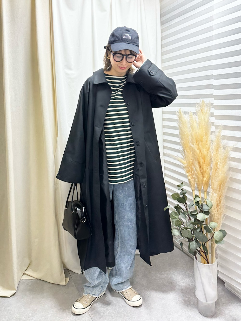 「ほめられ本命コーデ、お出かけコーデ、ECRIRE、しまむら、14+、イチヨンプラス、ボーダー、プチプラ、デニムパンツ、帽子、大人カジュアル、スニーカー、メガネ女子、ユニクロ、UNIQLO」｜「しまむらのアイテム（デニムパンツ、ブルー系）」を使った、あんまるさん（骨格ウェーブ・レディース・166cm）の冬コーディネートの1枚目の写真