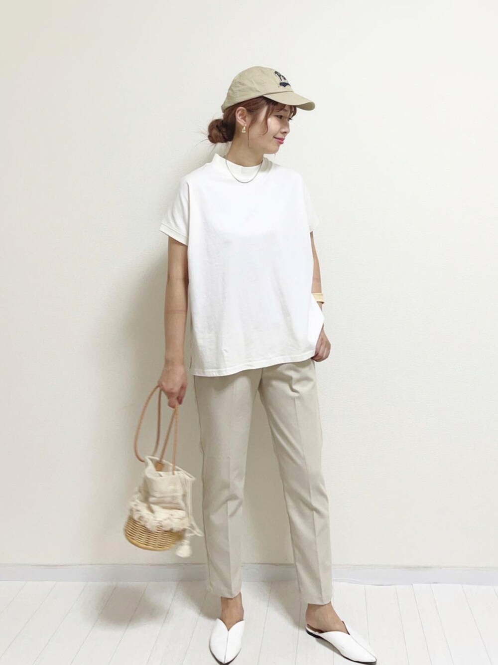 「COOLなこのコが仲間入り、ホワイトコーデ、ワンマイルウェア、夏コーデ、白Tシャツ、プチプラ、キャップ、ワントーンコーデ、淡色コーデ、サキシマamp」｜「sakishimatokyoの【ZOZO限定】サキシマamp「無地モックネック半袖Tシャツ」（Tシャツ/カットソー、ホワイト系）」を使った、あんまるさん（レディース・166cm）の夏コーディネートの1枚目の写真