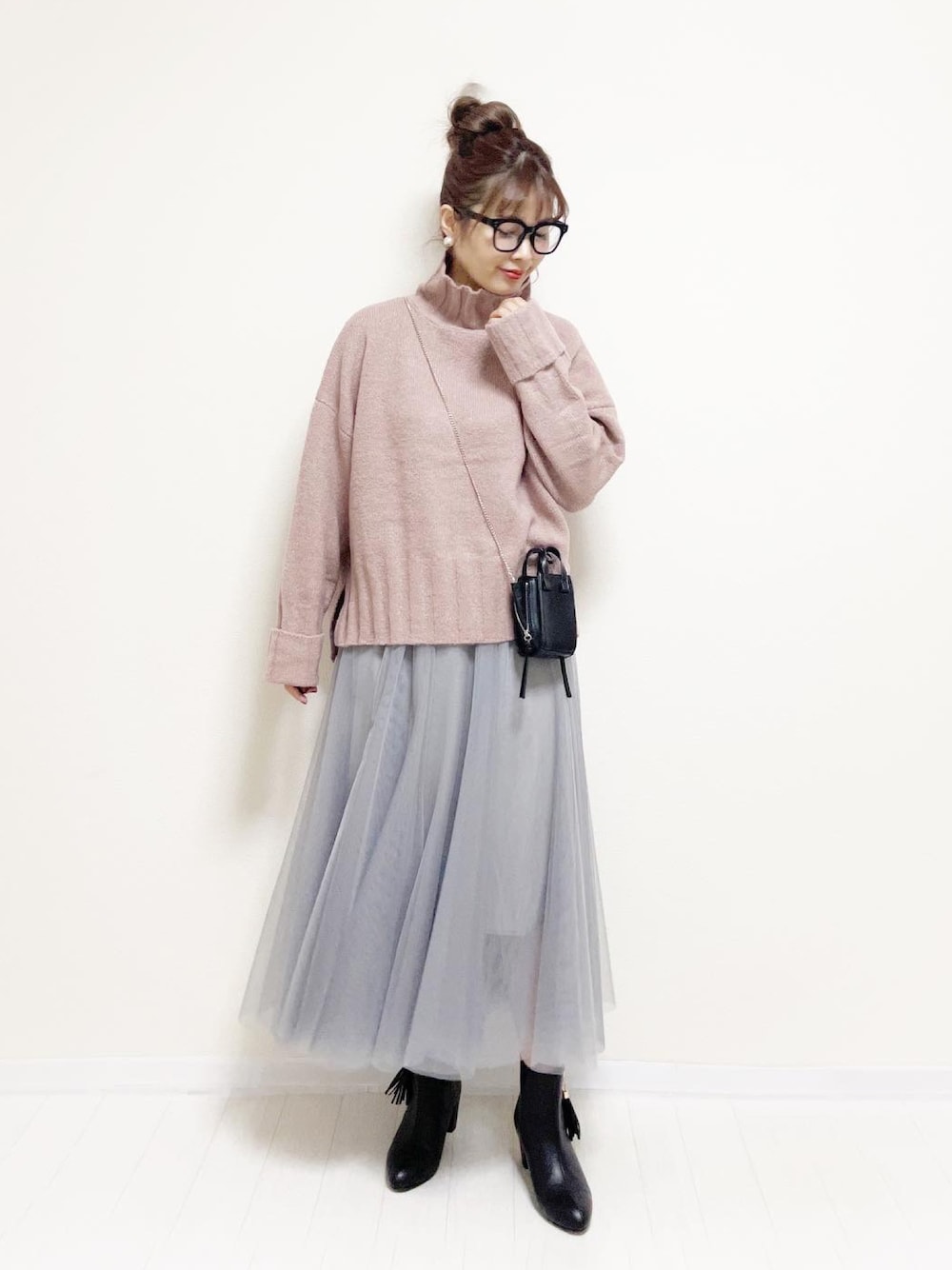 「クリスマスに着たい服、マイベストコーデ2021、プチプラ、GRL、しまむら、チュールスカート、ピンク、カラーニット、わたしの推しブランド、ブーツ、あったかコーデ、冬コーデ、メガネ女子、ニットコーデ、ニット」｜「sakishimatokyoの【ZOZO限定】サキシマamp「チュールスカート」（スカート、グレー系）」を使った、あんまるさん（レディース・166cm）の冬コーディネートの1枚目の写真