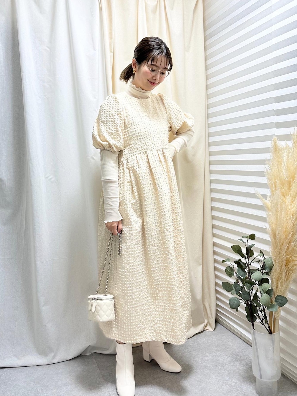 「私の推しブランド、しまむら、GRL、GLOBAL WORK、w closet、ホワイトコーデ、オールホワイト、プチプラ、ワンピース、タートルネック、レイヤードスタイル、バニティバッグ、ショートブーツ、ショルダーバッグ、ゆるコーデ」｜「GRLのアイテム（バッグ、ホワイト系）」を使った、あんまるさん（骨格ウェーブ・レディース・166cm）の冬コーディネートの1枚目の写真