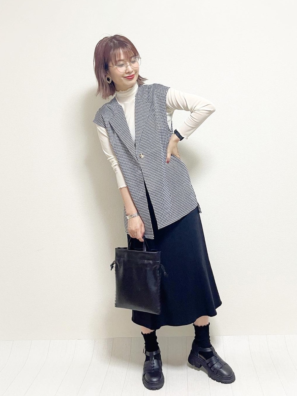 「春夏コーデ、しまむら、しまむらANSERI、ANSERI、ギンガムチェック、ジレ、ベスト、モノトーン、グルカサンダル、accommode、ハニーズ、Honeys、靴下 × サンダル、厚底サンダル、プチプラ」｜「ACCOMMODEのレースアップキンチャクショルダー（ショルダーバッグ、ブラック系）」を使った、あんまるさん（レディース・166cm）の春コーディネートの1枚目の写真