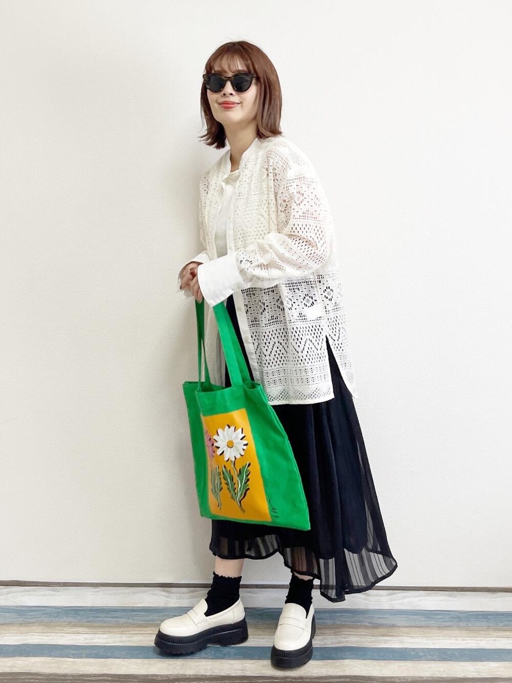 「春夏コーデ、モノトーン、Discoat、BEAMS、厚底シューズ、しまむら、しまむらコーデ、しまむらANSERI、ANSERI、スカート見え、サングラス、Honeys、グリーン、プチプラ、休日スタイル」｜「cs T&Pのアイテム（ローファー、ホワイト系）」を使った、あんまるさん（レディース・166cm）の春コーディネートの1枚目の写真