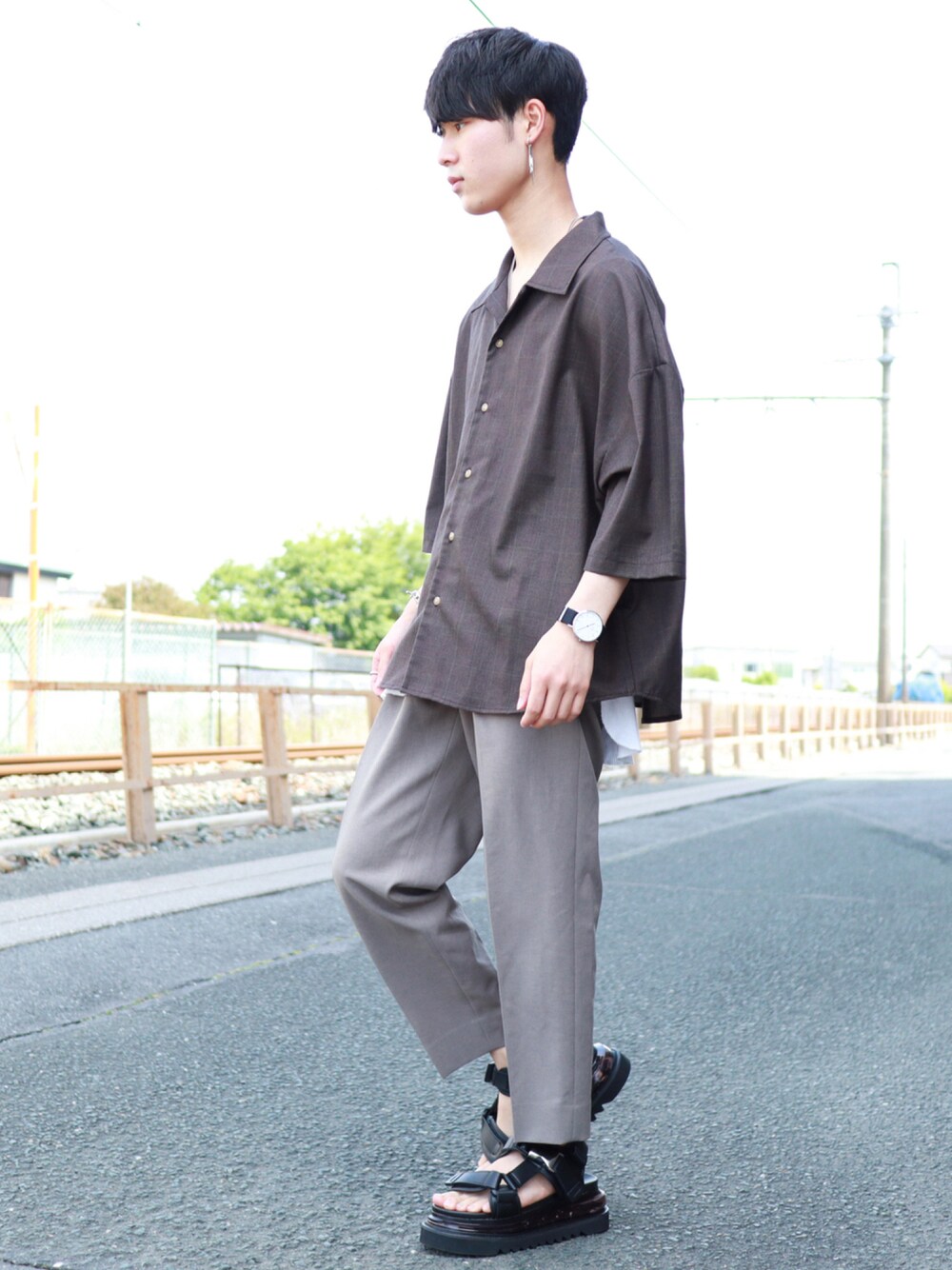 ベージュ系のシャツ/ブラウス、グリーン系のスラックス、ブラック系のサンダルを着用したメンズの夏コーディネートの1枚目の写真