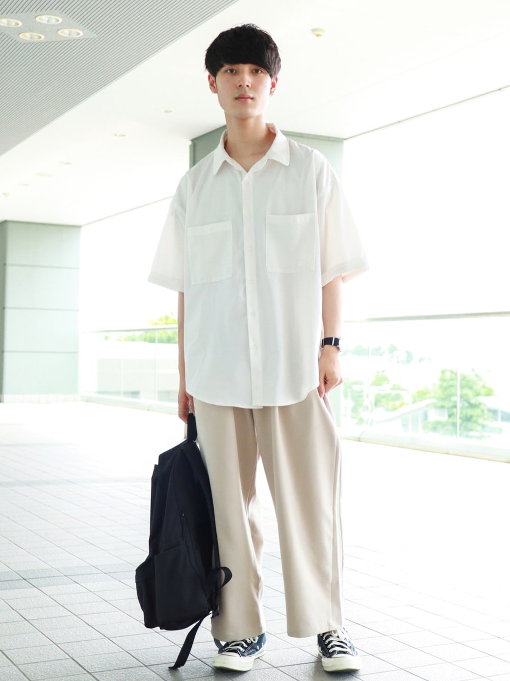 ホワイト系のシャツ/ブラウス、ベージュ系のその他パンツ、ブラック系のスニーカーを着用したメンズの夏コーディネートの1枚目の写真