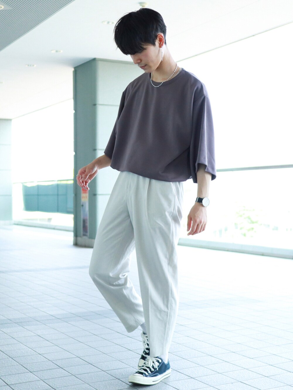 グレー系のTシャツ/カットソー、ホワイト系のスラックス、ブラック系のスニーカーを着用したメンズの夏コーディネートの1枚目の写真