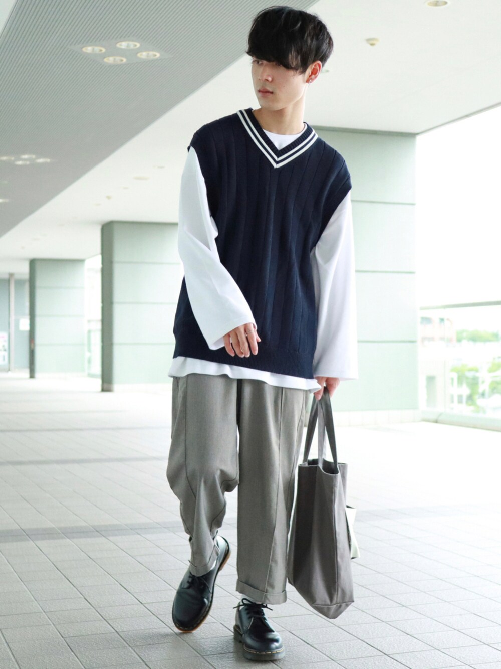 ブルー系のベスト、ホワイト系のTシャツ/カットソー、ベージュ系のその他パンツを着用したメンズの夏コーディネートの1枚目の写真