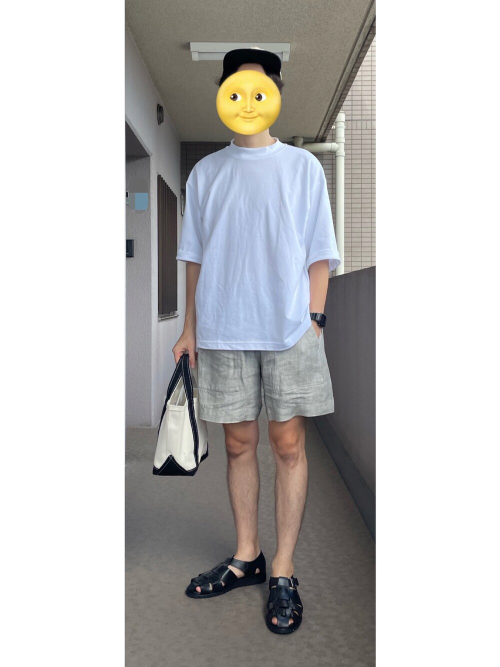 ホワイト系のTシャツ/カットソー、ホワイト系のトートバッグ、グレー系のパンツを着用したメンズの秋コーディネートの1枚目の写真