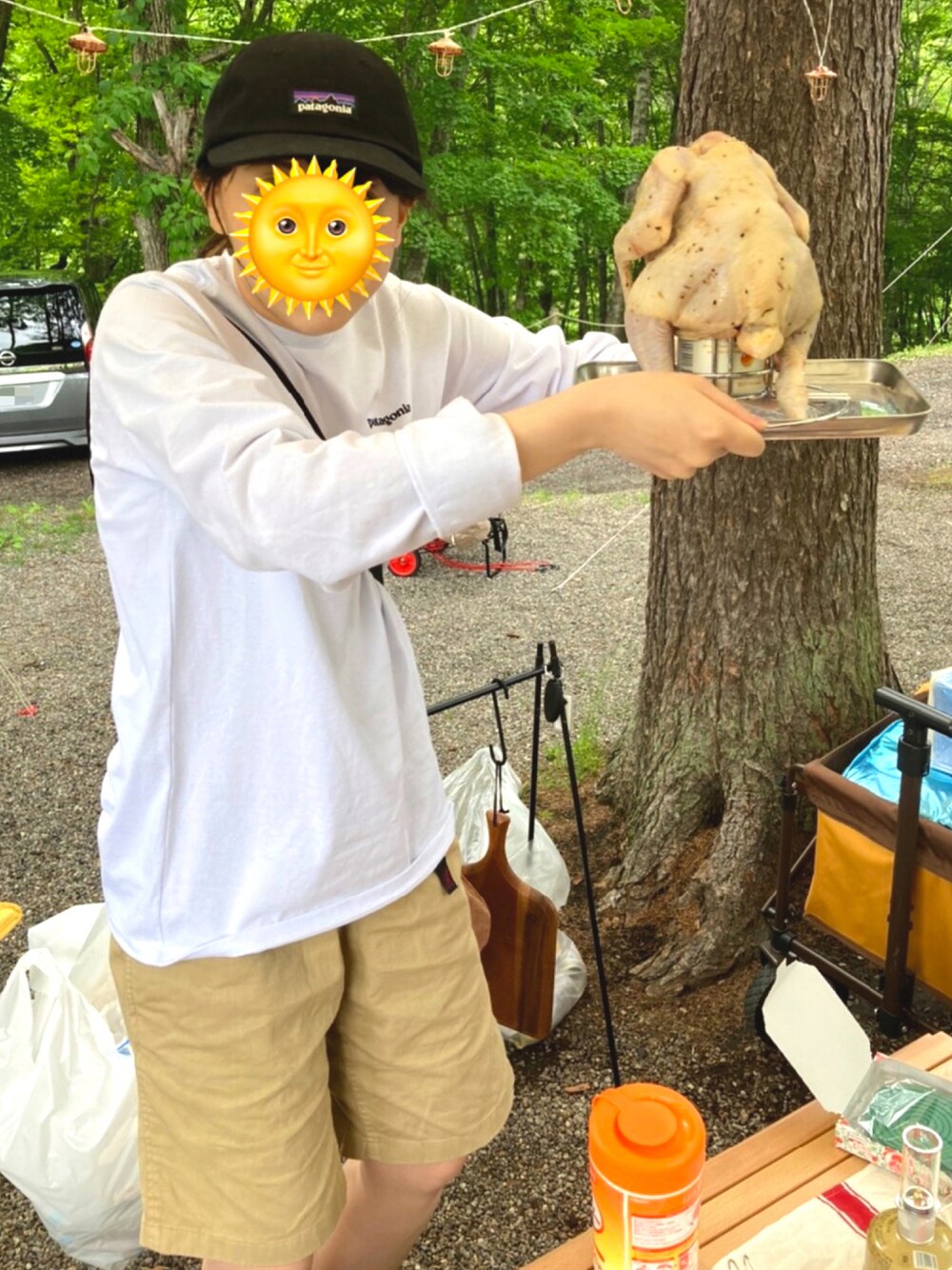 ホワイト系のTシャツ/カットソー、ベージュ系のその他パンツ、ブラック系のショルダーバッグを着用したレディースの夏コーディネートの1枚目の写真