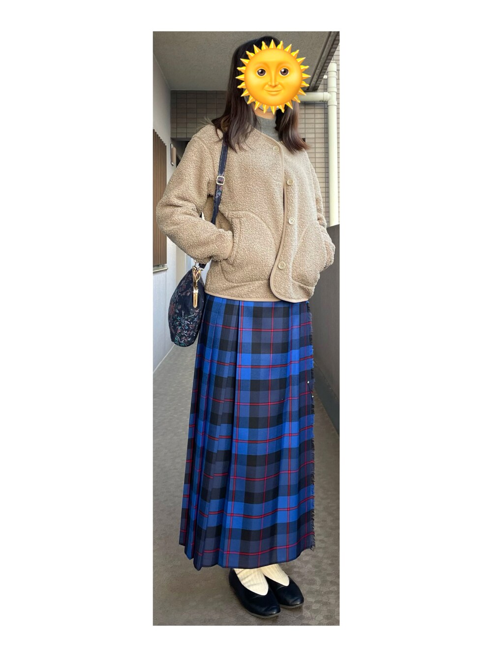 ベージュ系のその他アウター、ブルー系のスカート、ブルー系のショルダーバッグを着用したレディースの春コーディネートの1枚目の写真