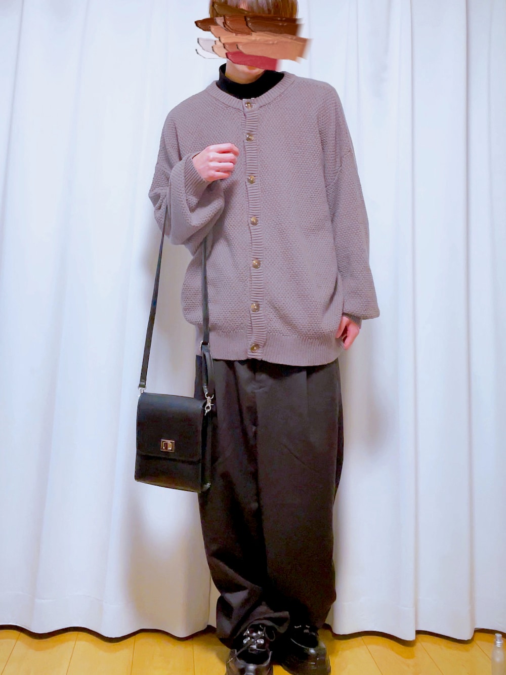 ブラック系のスニーカー、ブラック系のスラックス、ブラック系のショルダーバッグを着用したメンズの冬コーディネートの1枚目の写真