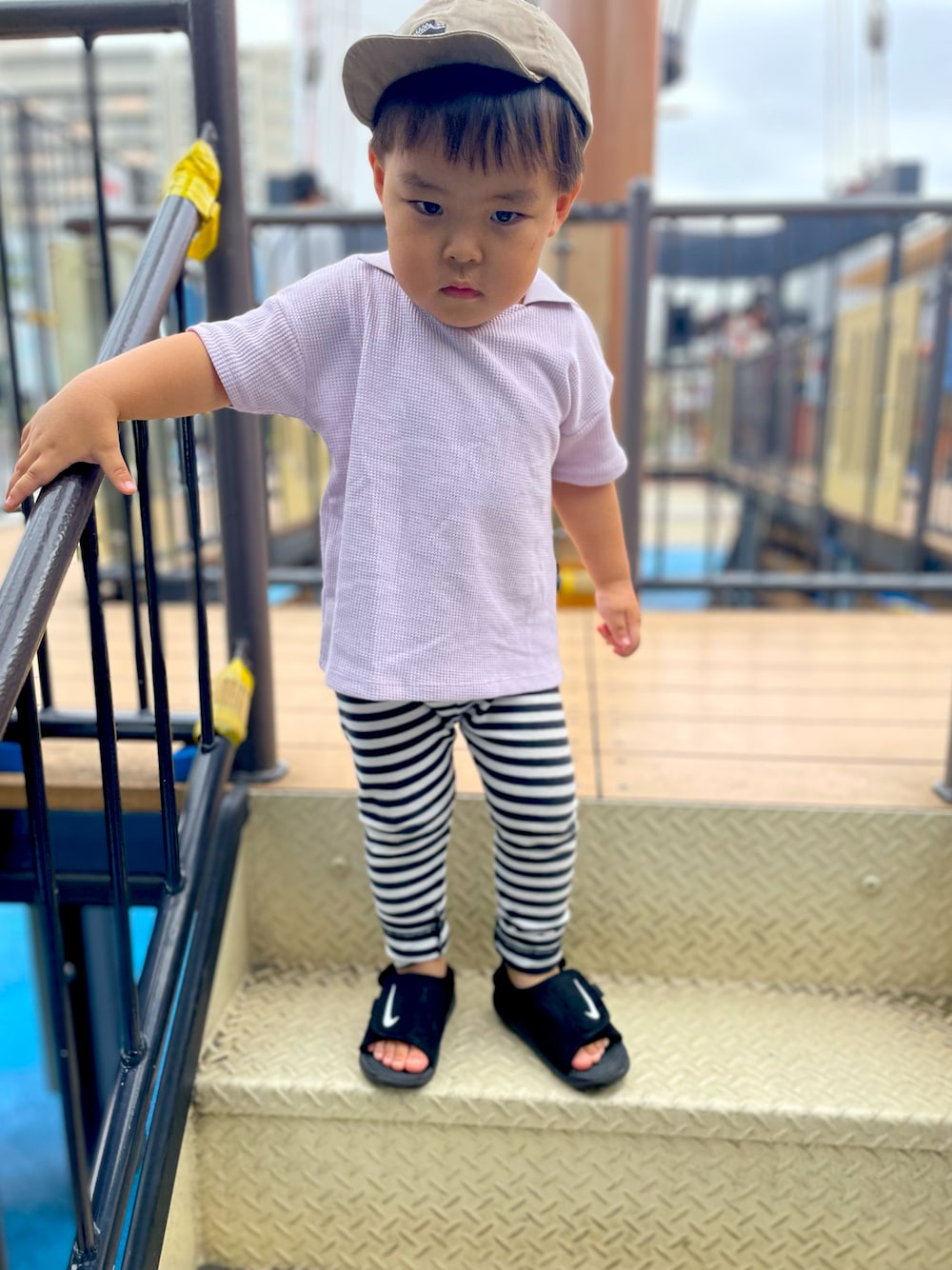 「休日コーデ、キッズコーデ、プチプラコーデ、NIKE、カジュアル、ボーダー、着回しコーデ、2歳、サンダル、男の子コーデ、ポロシャツ、ザラキッズ、男の子」｜「ZARAのアイテム（ポロシャツ、パープル系）」を使った、sowsukeさん（キッズ・80cm）の秋コーディネートの1枚目の写真