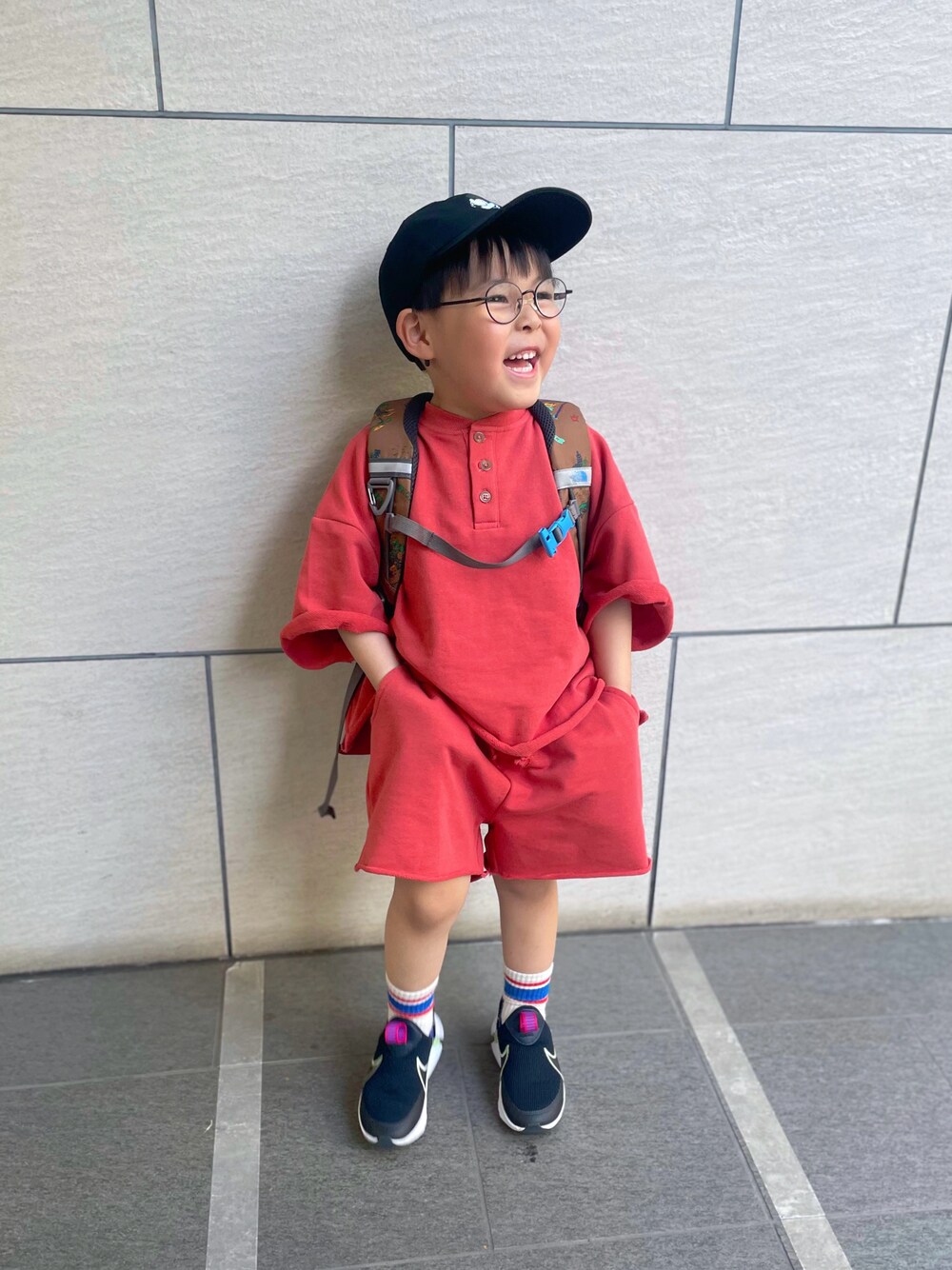 「キッズコーデ、おでかけコーデ、セットアップ、NIKE、ペアマノンストリート、スウエット、ハーフパンツ、キャップ、ミッキー、スニーカー、リュック、半ズボン、カジュアルコーデ、男の子、おとこのこ」｜「NIKEのナイキ フレックス プラス 2 キッズシューズ / Nike Flex Plus 2 Little Kids' Shoes＜16.5-22cm 展開＞（スニーカー、ブルー系）」を使った、sowsukeさん（キッズ・100cm）の春コーディネートの1枚目の写真