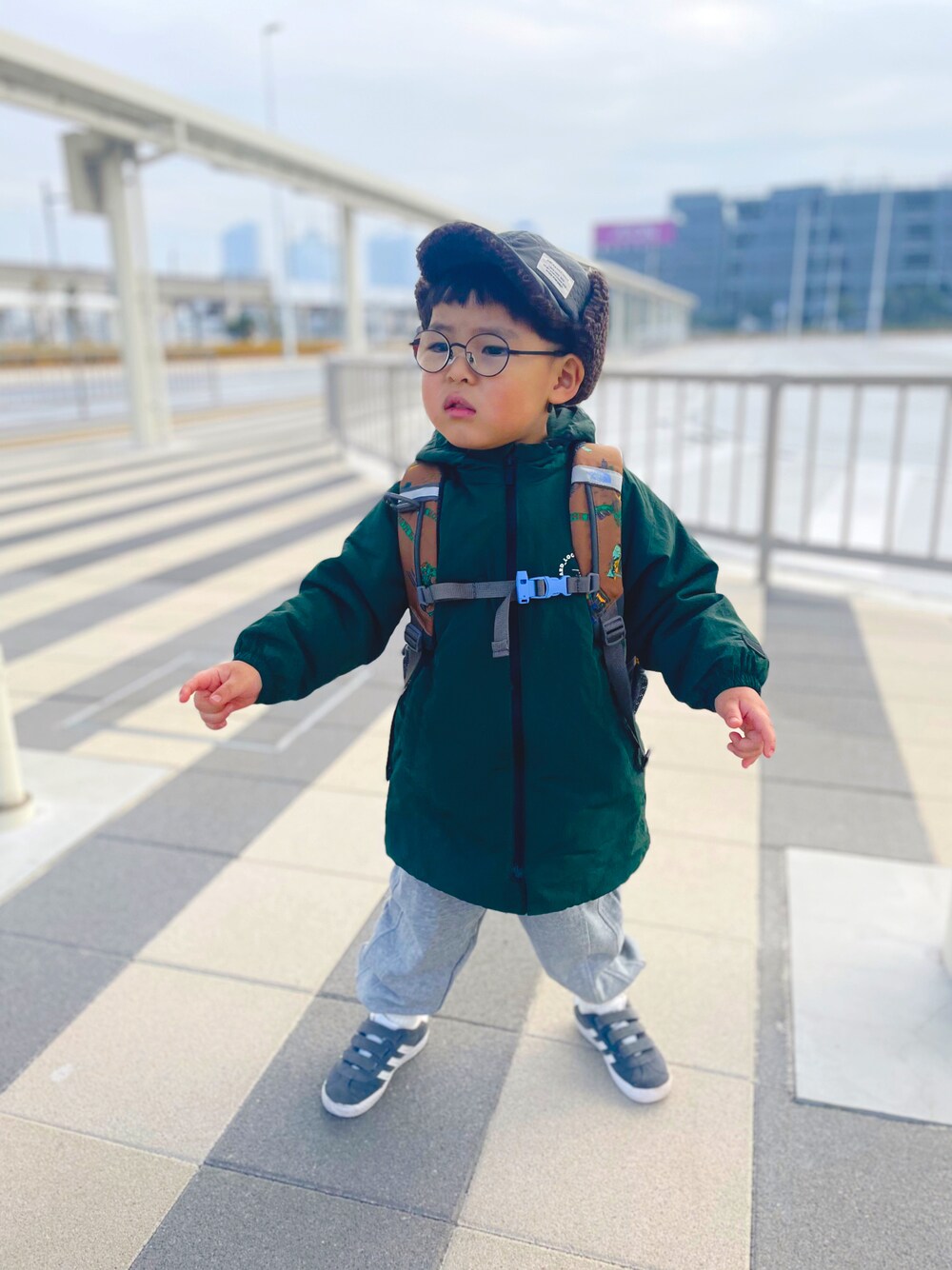 「冬コーデ、スニーカーコーデ、男の子コーデ、3歳、ZARAコーデ、ダウンコート、カーゴパンツ、スウェットパンツ、ワイドパンツ、スニーカー、ノースフェイス、キャップ、男の子、カジュアルコーデ、ファッションを楽しもう」｜「adidasのアイテム（スニーカー、グレー系）」を使った、sowsukeさん（キッズ・90cm）の冬コーディネートの1枚目の写真