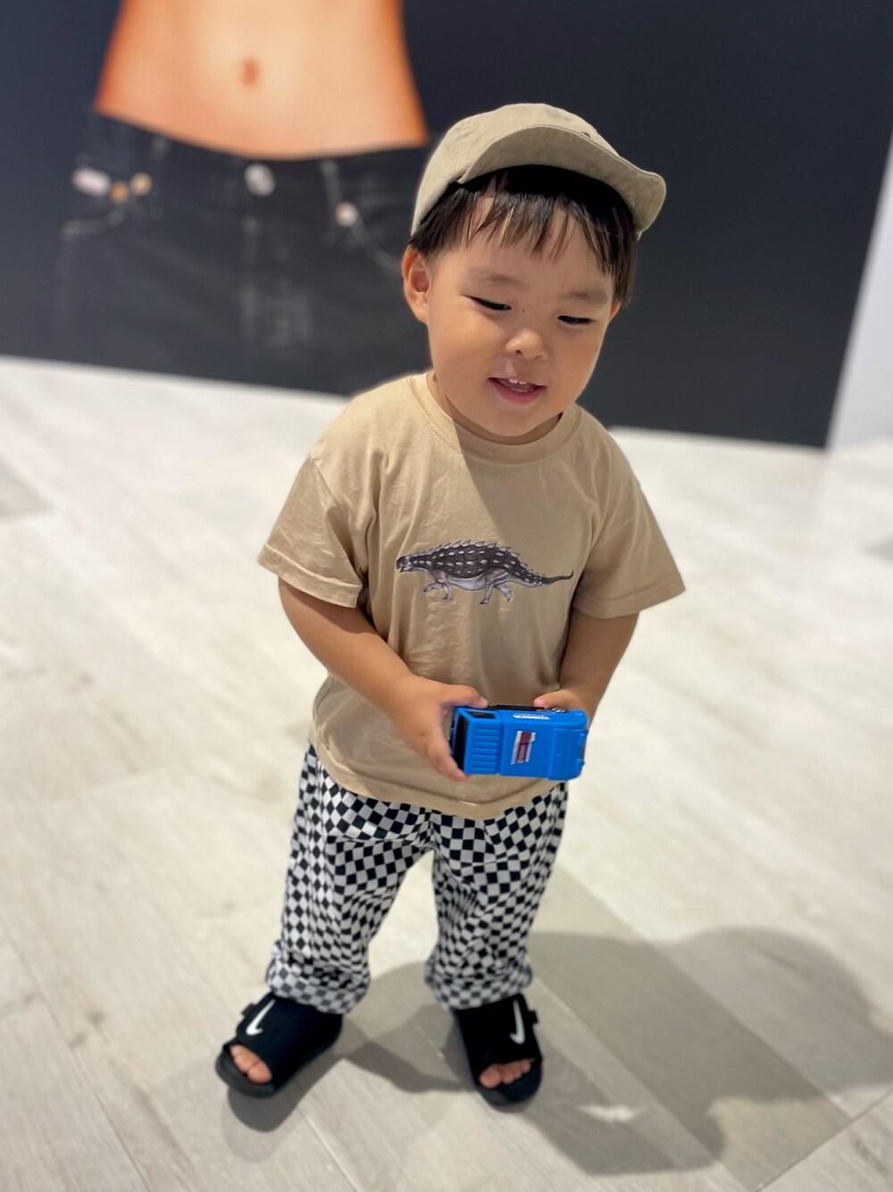 「公園コーデ、おとこのこ、ベビーコーデ、シンプルコーデ、ベビーギャップ、サンダル、NIKE、男の子、2歳、Tシャツ、フラッグチェック、チェッカーフラッグ、キャップ、こどもコーデ、秋コーデ」｜「GLOBAL WORKのキッズ/エアカルクロップドパンツ柄/262789（その他パンツ、その他）」を使った、sowsukeさん（キッズ・80cm）の秋コーディネートの1枚目の写真