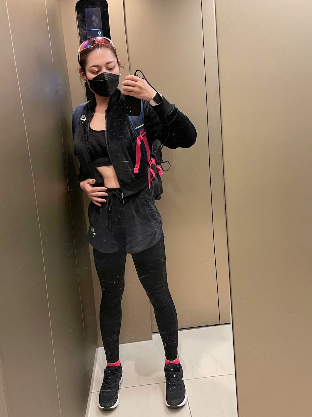 「スポーツミックス、スポーツウェア、男性、ナイキ、オールブラック、女装」｜「NIKEのアイテム（スカート、ブラック系）」を使った、Yuki 💕4歳娘のパパさん（メンズ・171cm）の冬コーディネートの1枚目の写真